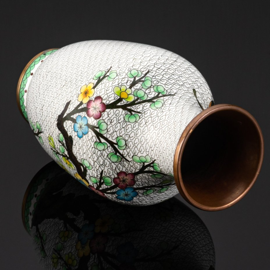 Ваза, украшенная цветущей сакурой на белом облачном фоне, латунь, перегородчатая эмаль (клуазоне), Китай, 1970-1990 гг.