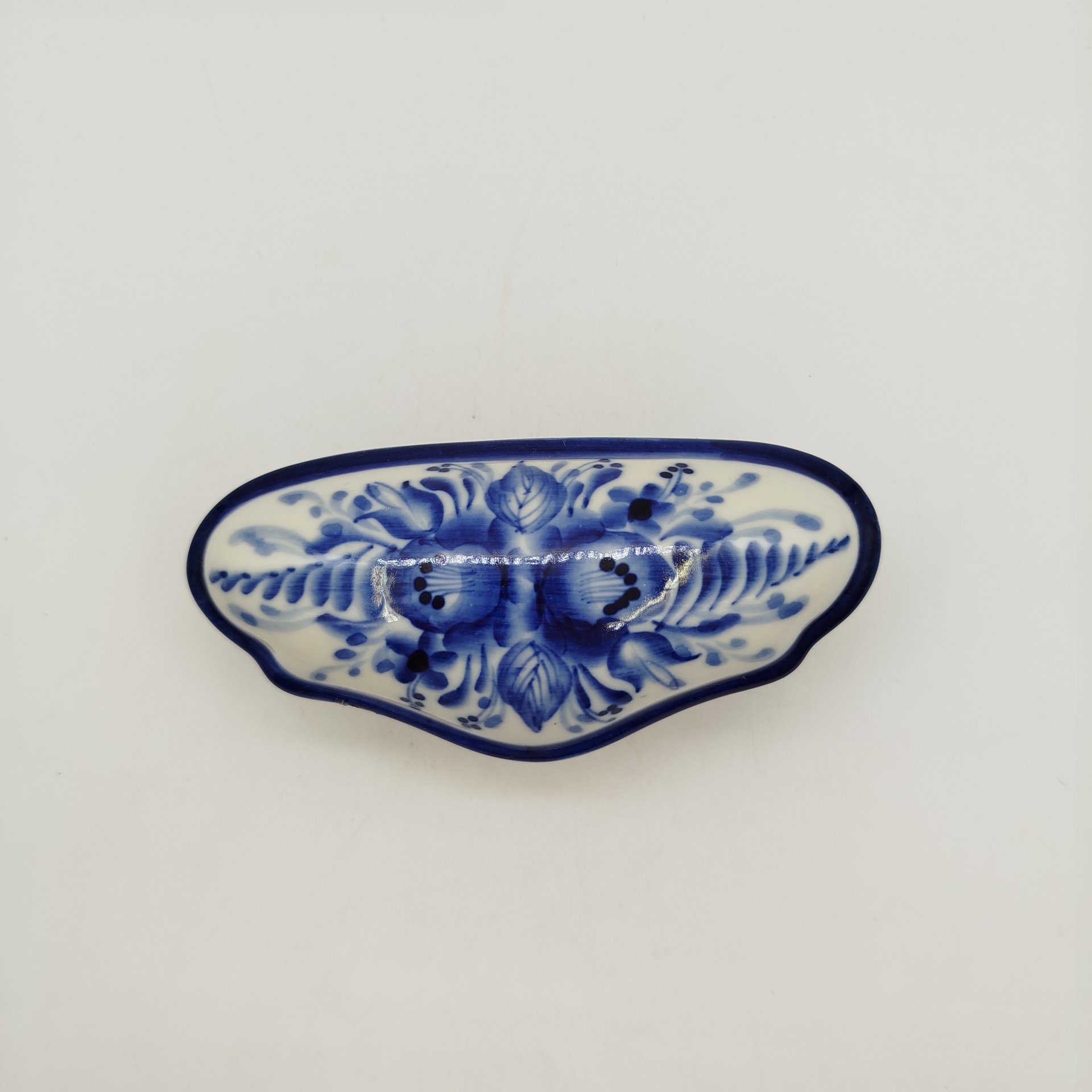 Шкатулка с растительным декором, Гжель, фарфор, роспись, Россия, 1991-2010 гг.