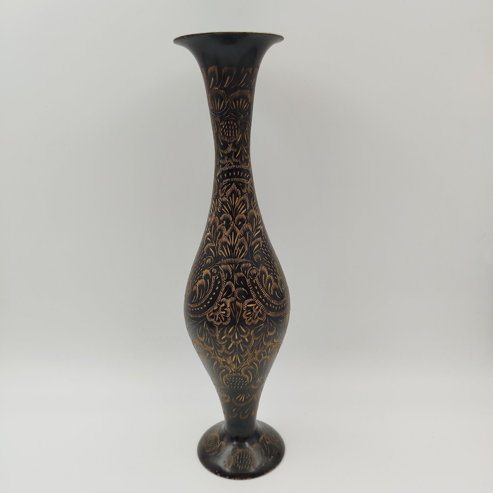 Ваза вытянутой формы с растительным декором