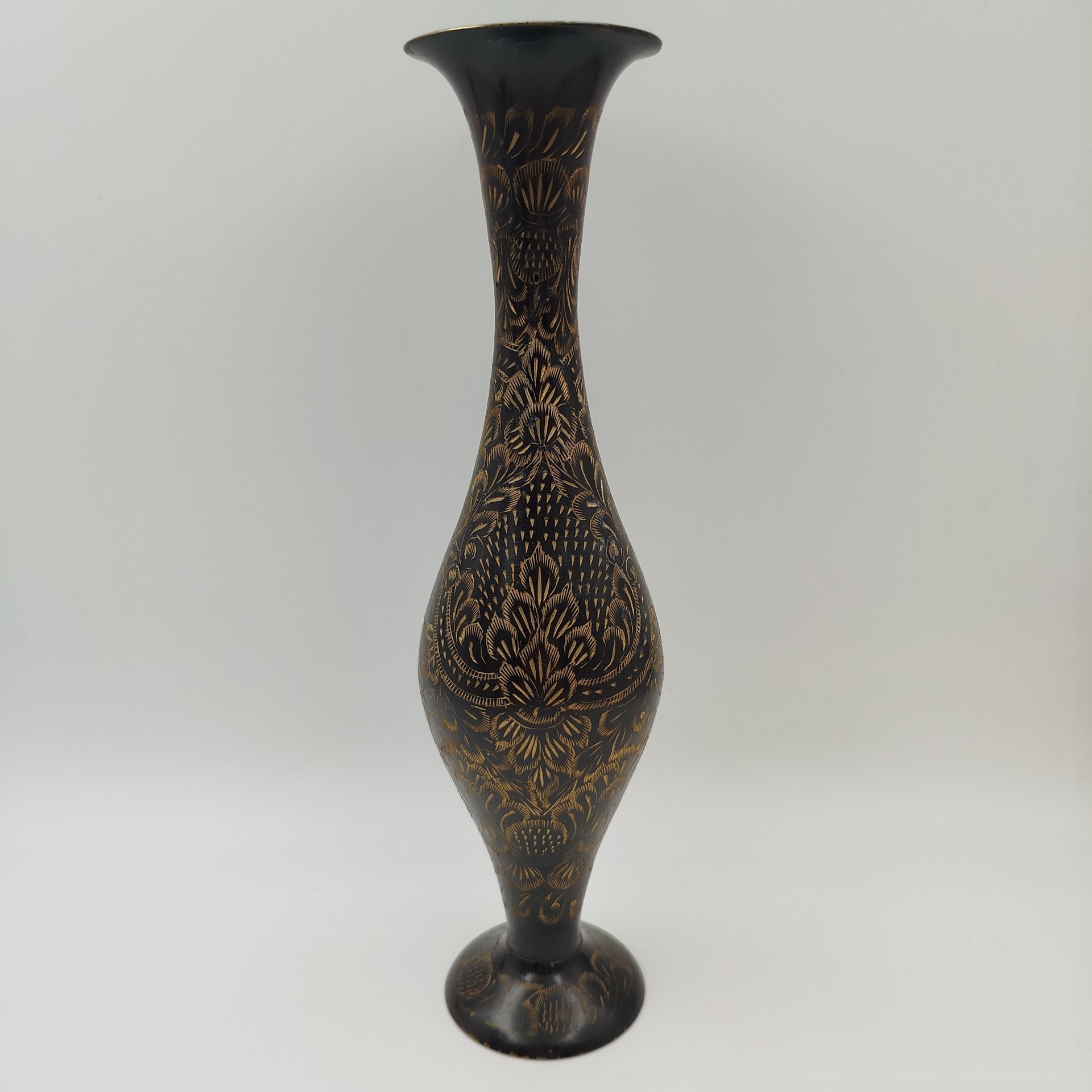 Ваза вытянутой формы с растительным декором