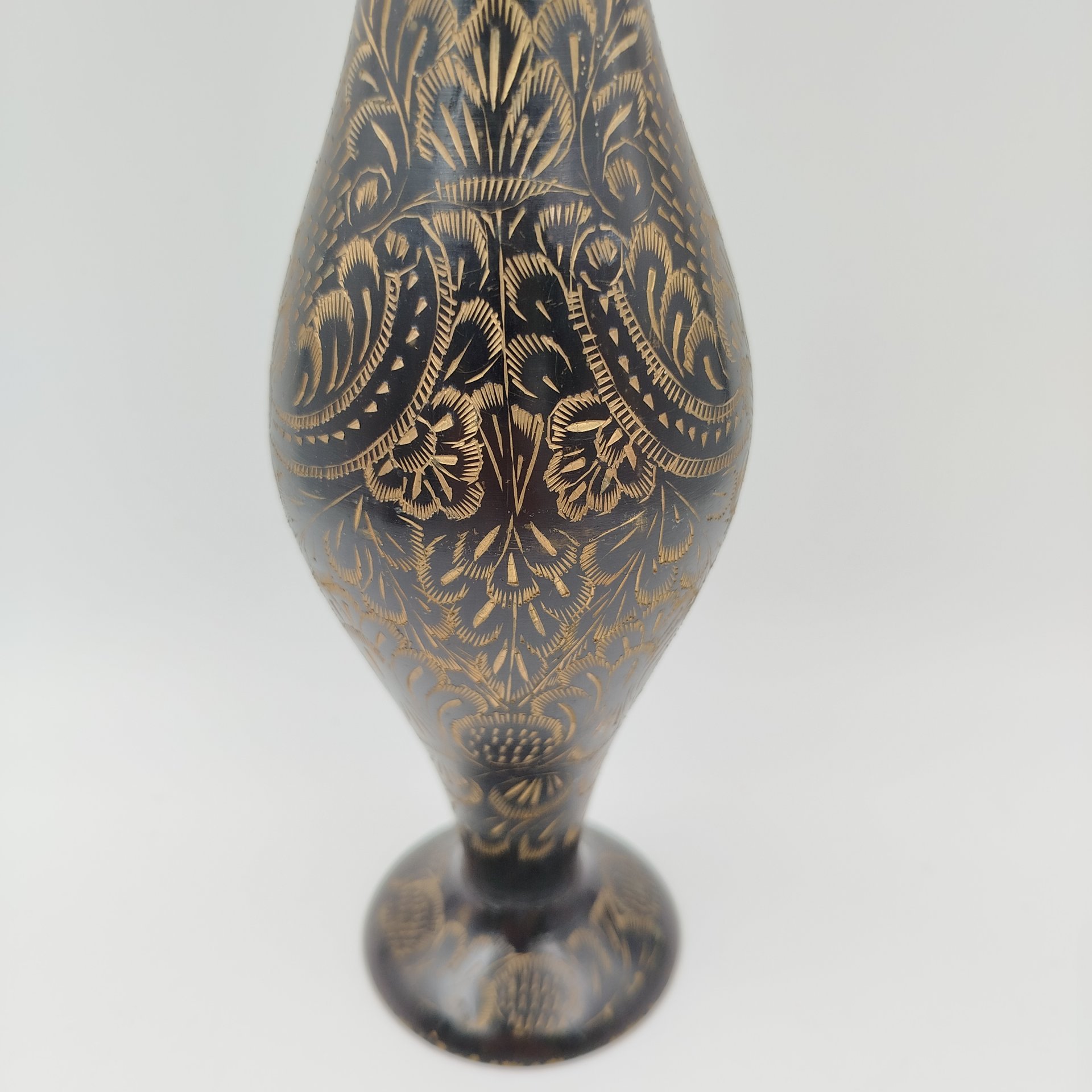 Ваза вытянутой формы с растительным декором