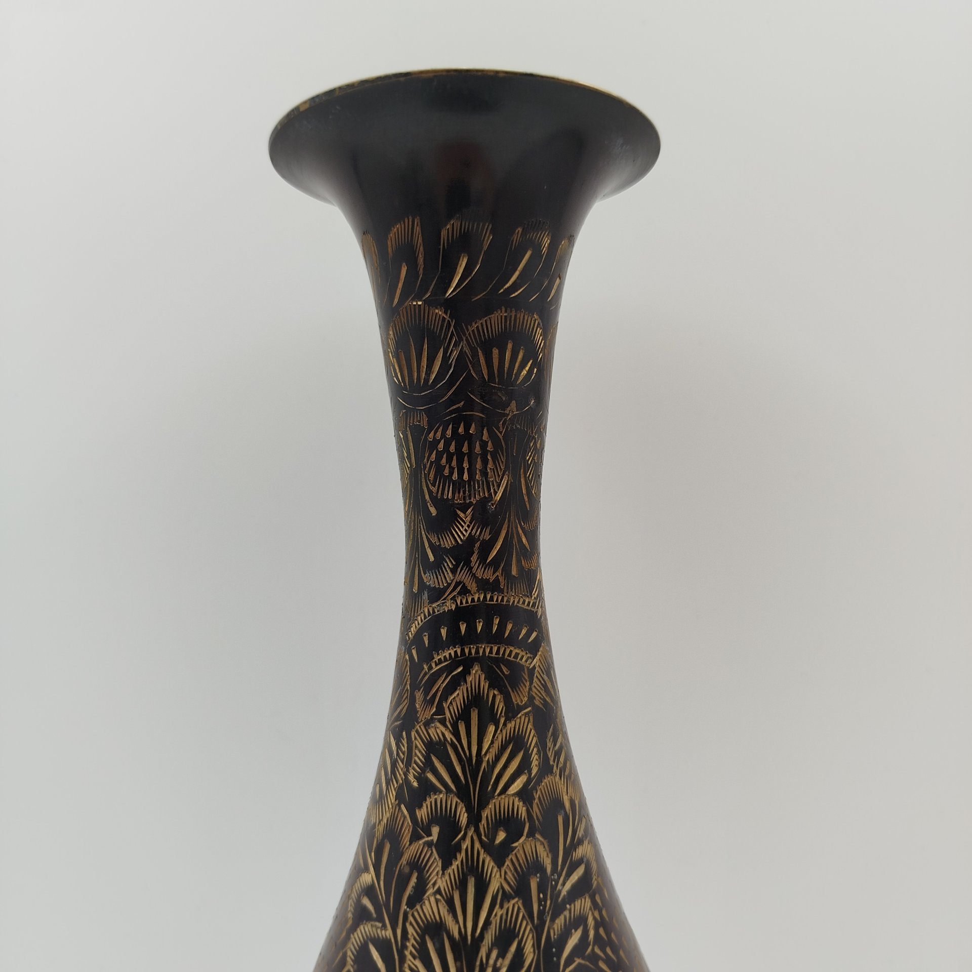 Ваза вытянутой формы с растительным декором