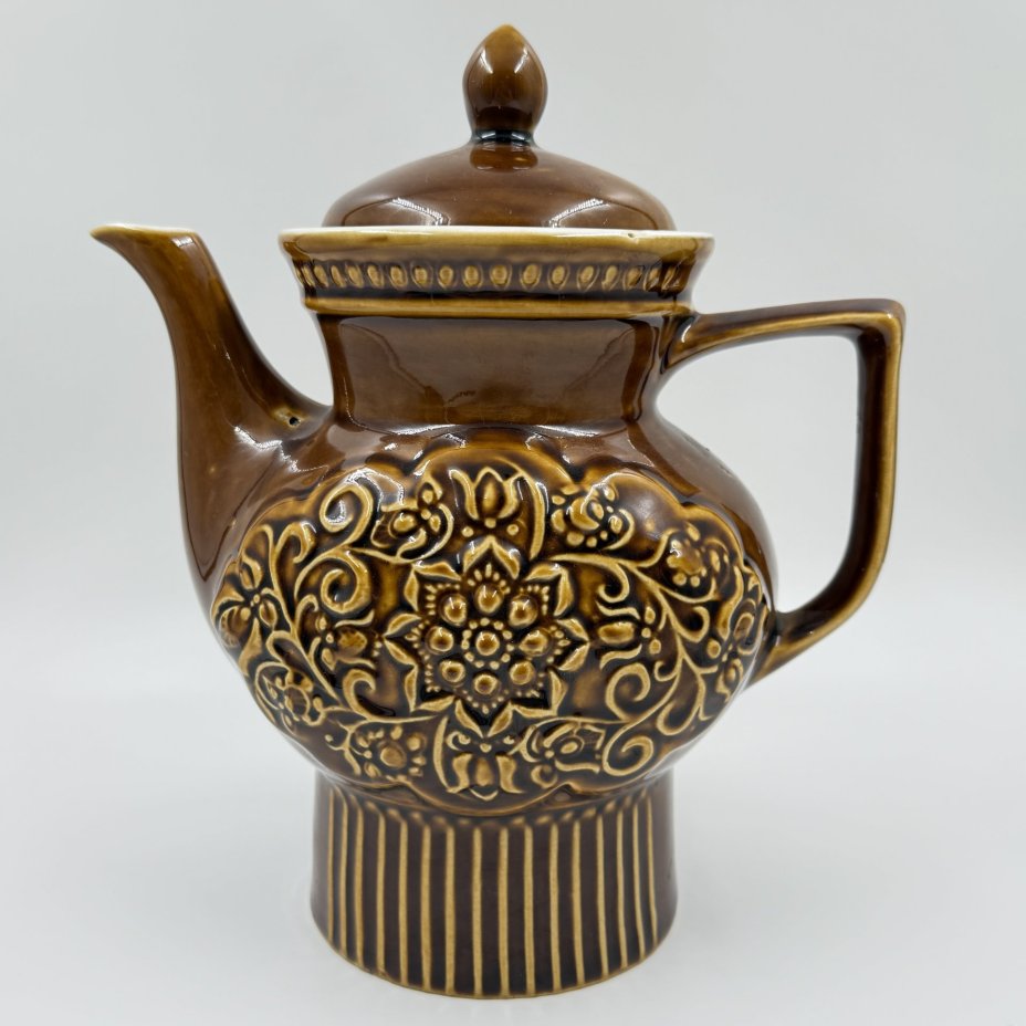 Чайник с рельефным декором, фаянс, поливы