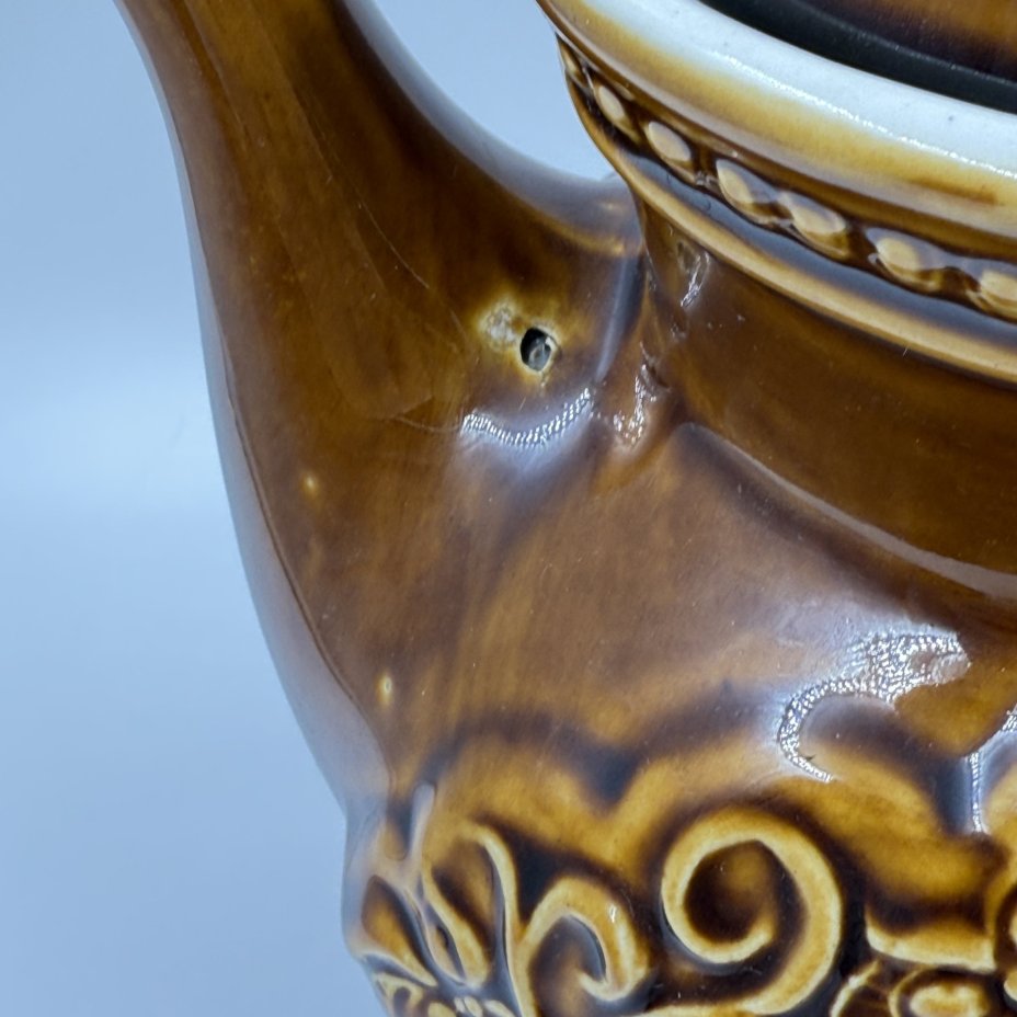 Чайник с рельефным декором, фаянс, поливы