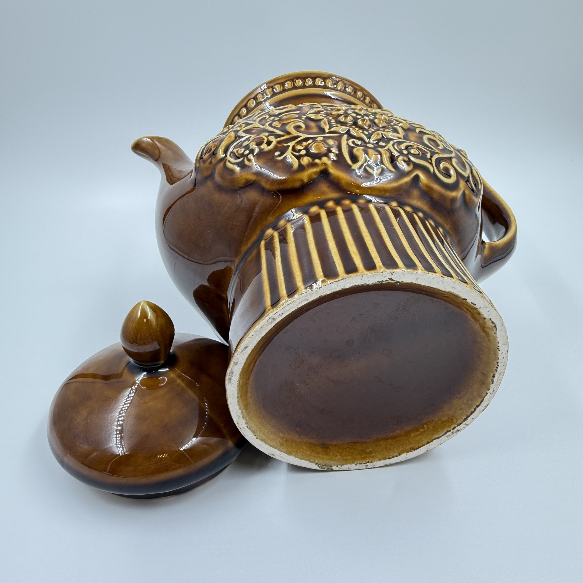 Чайник с рельефным декором, фаянс, поливы