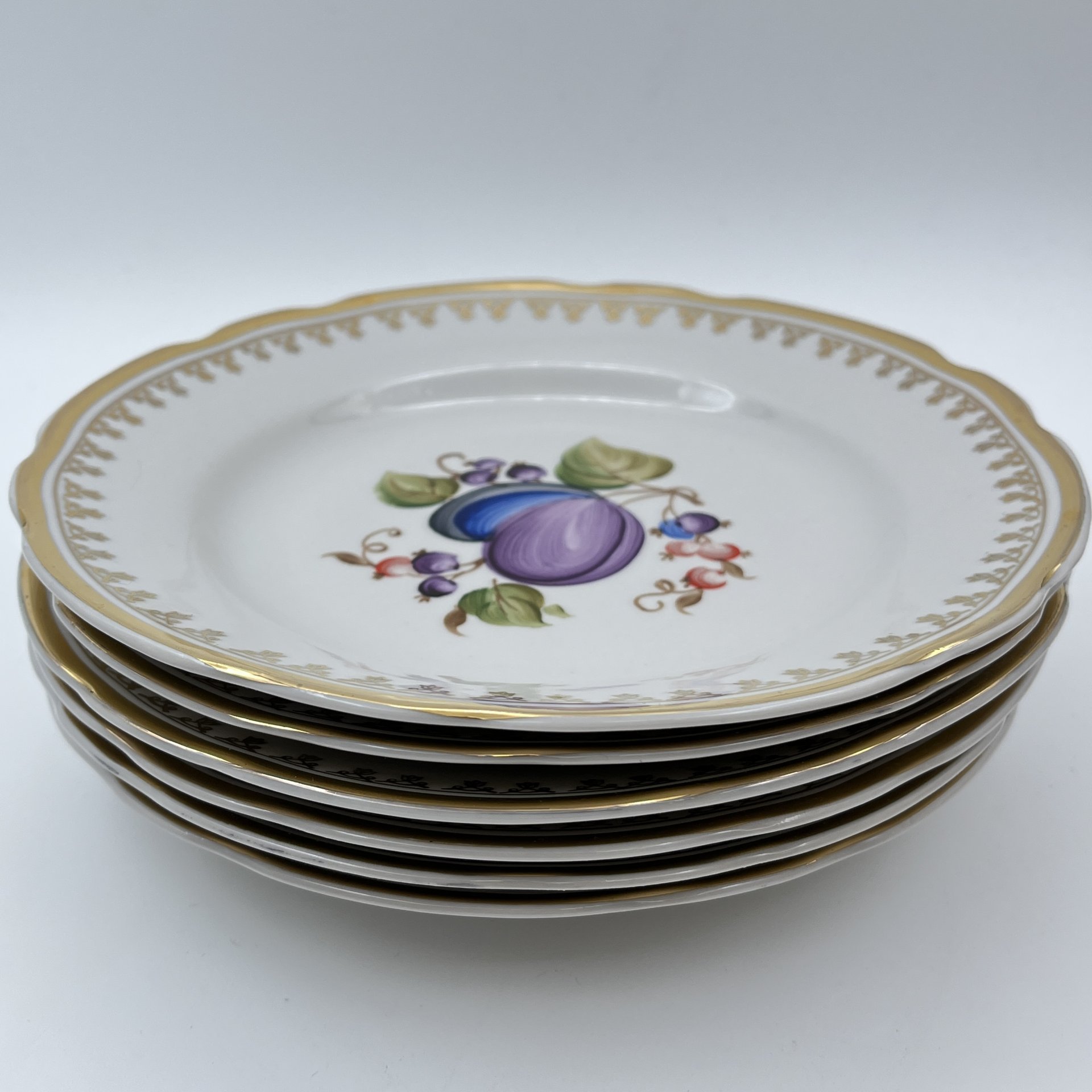 Набор из 6-ти десертных тарелок, украшенных растительным декором, фарфор, роспись, золочение, Коростенский фарфоровый завод (КФЗ), СССР, 1970-1990 гг.