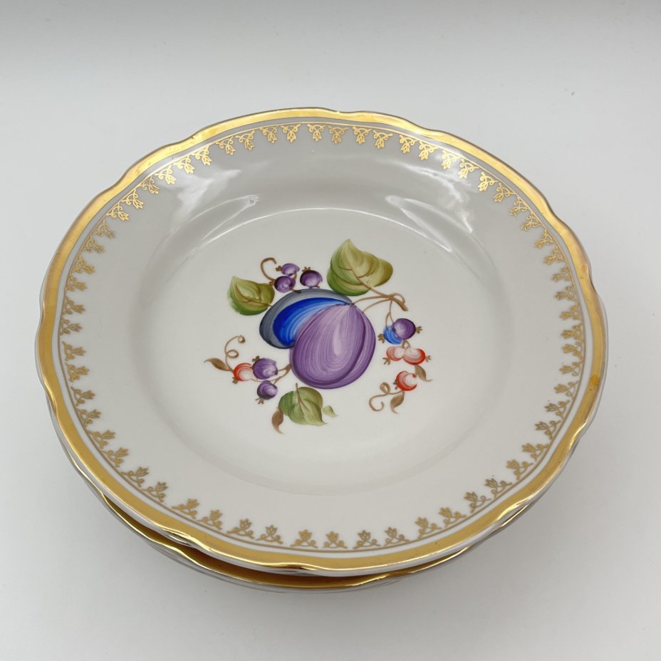 Набор из 6-ти десертных тарелок, украшенных растительным декором, фарфор, роспись, золочение, Коростенский фарфоровый завод (КФЗ), СССР, 1970-1990 гг.