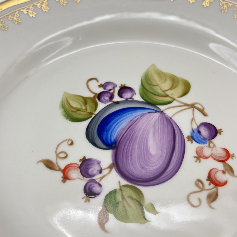 Набор из 6-ти десертных тарелок, украшенных растительным декором, фарфор, роспись, золочение, Коростенский фарфоровый завод (КФЗ), СССР, 1970-1990 гг.