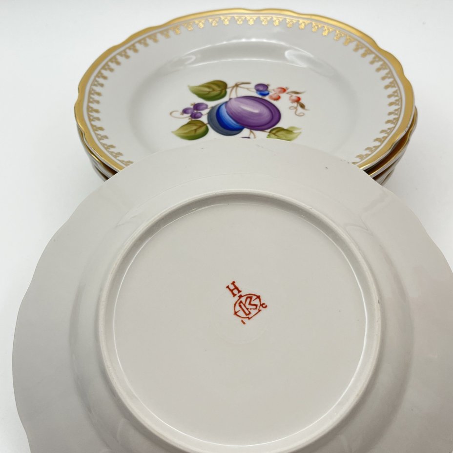 Набор из 6-ти десертных тарелок, украшенных растительным декором, фарфор, роспись, золочение, Коростенский фарфоровый завод (КФЗ), СССР, 1970-1990 гг.