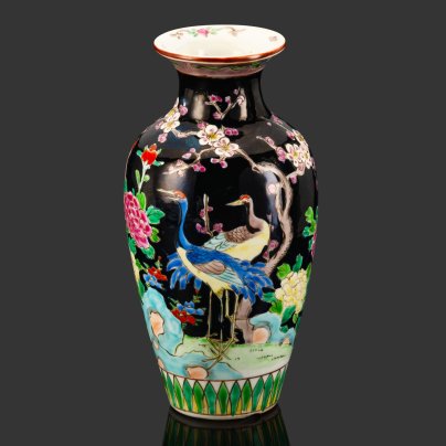 Ваза в стиле шинуазри "цветы и птицы" с изображением журавлей, цветущей вишни и пионов на черном фоне, фарфор, роспись эмалевыми красками, Китай, 1960-1980 гг.