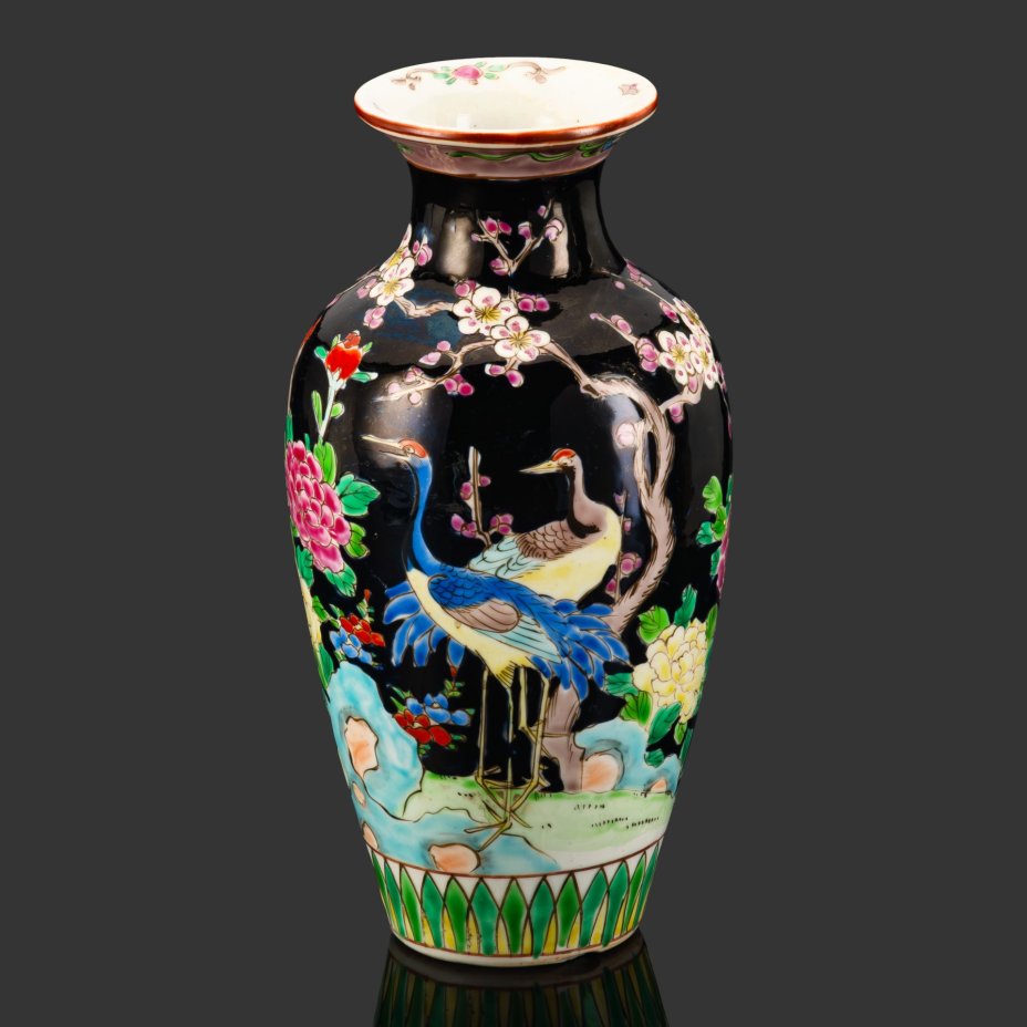 Ваза в стиле шинуазри "цветы и птицы" с изображением журавлей, цветущей вишни и пионов на черном фоне, фарфор, роспись эмалевыми красками, Китай, 1960-1980 гг.