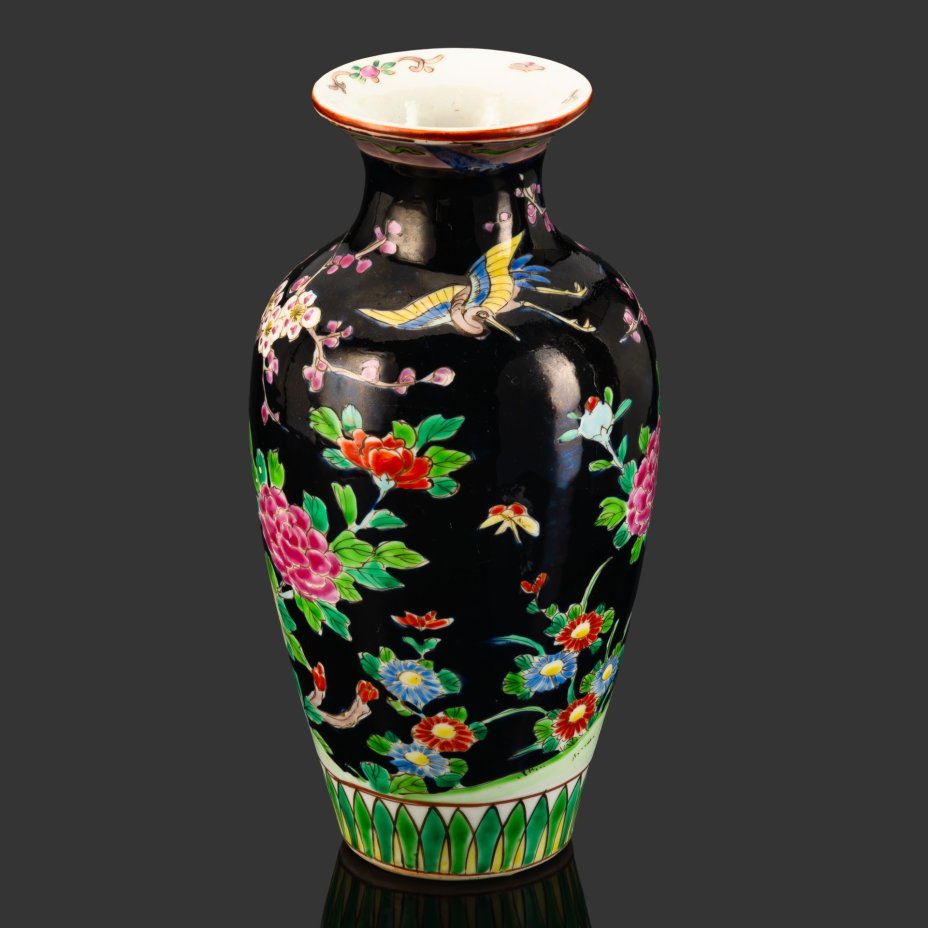 Ваза в стиле шинуазри "цветы и птицы" с изображением журавлей, цветущей вишни и пионов на черном фоне, фарфор, роспись эмалевыми красками, Китай, 1960-1980 гг.
