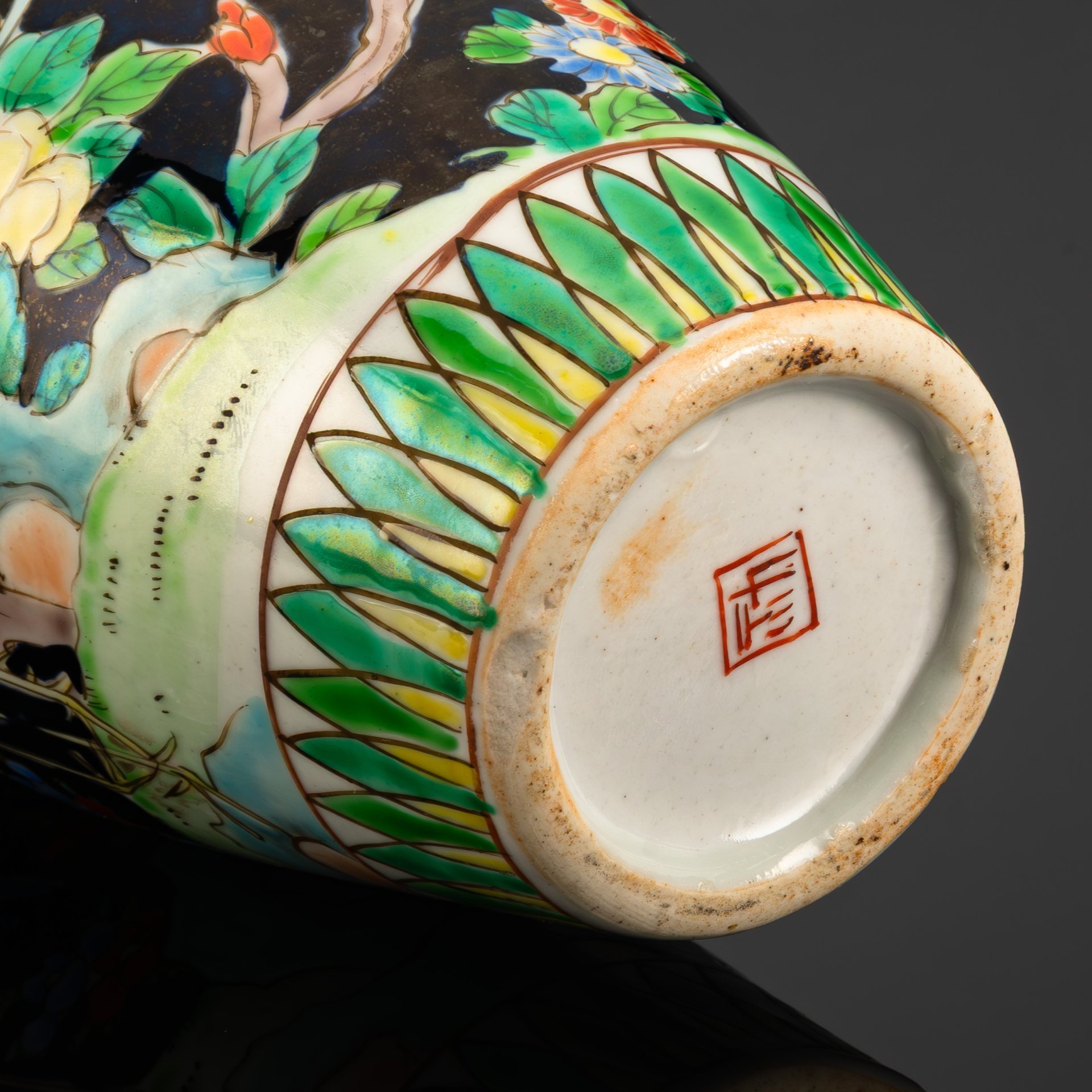 Ваза в стиле шинуазри "цветы и птицы" с изображением журавлей, цветущей вишни и пионов на черном фоне, фарфор, роспись эмалевыми красками, Китай, 1960-1980 гг.