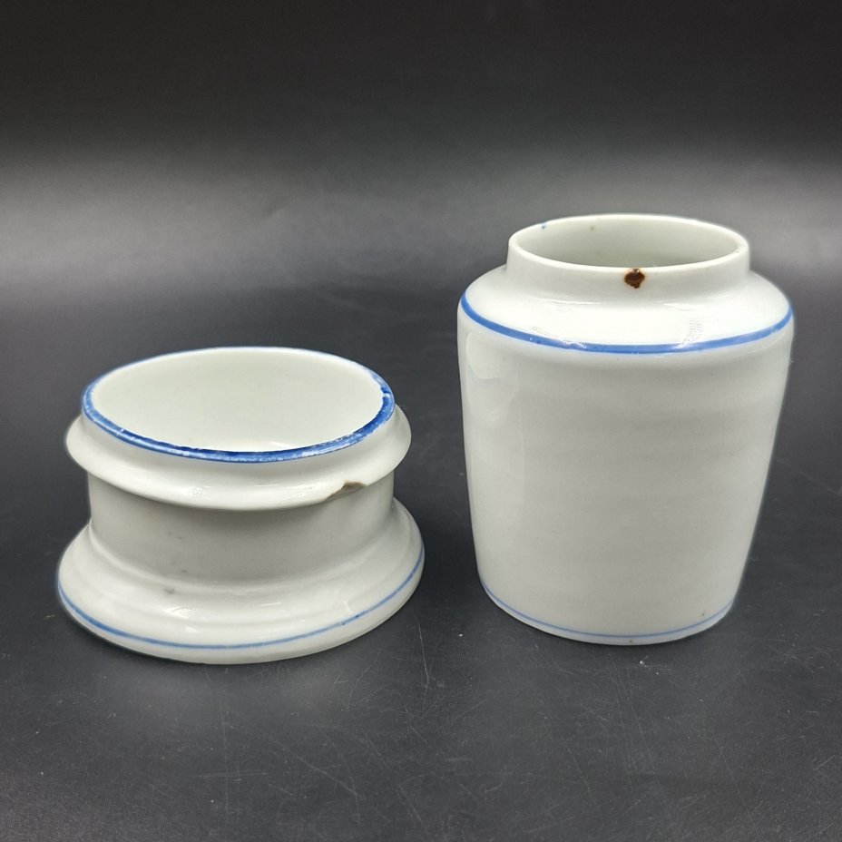 Набор из солонки и горчичницы с каймой синего цвета, Товарищество М.С. Кузнецова