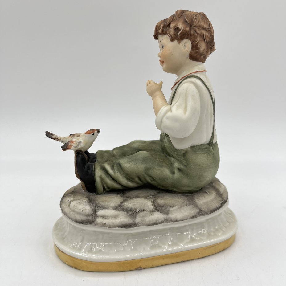 Статуэтка "Мальчик с птичкой"