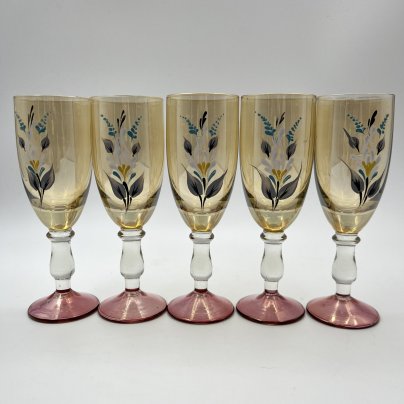 Набор из 5 бокалов для крепких напитков, украшенный цветочным декором на фигурной ножке, стекло, люстр, роспись, Чехословакия, 1970-1980 гг.
