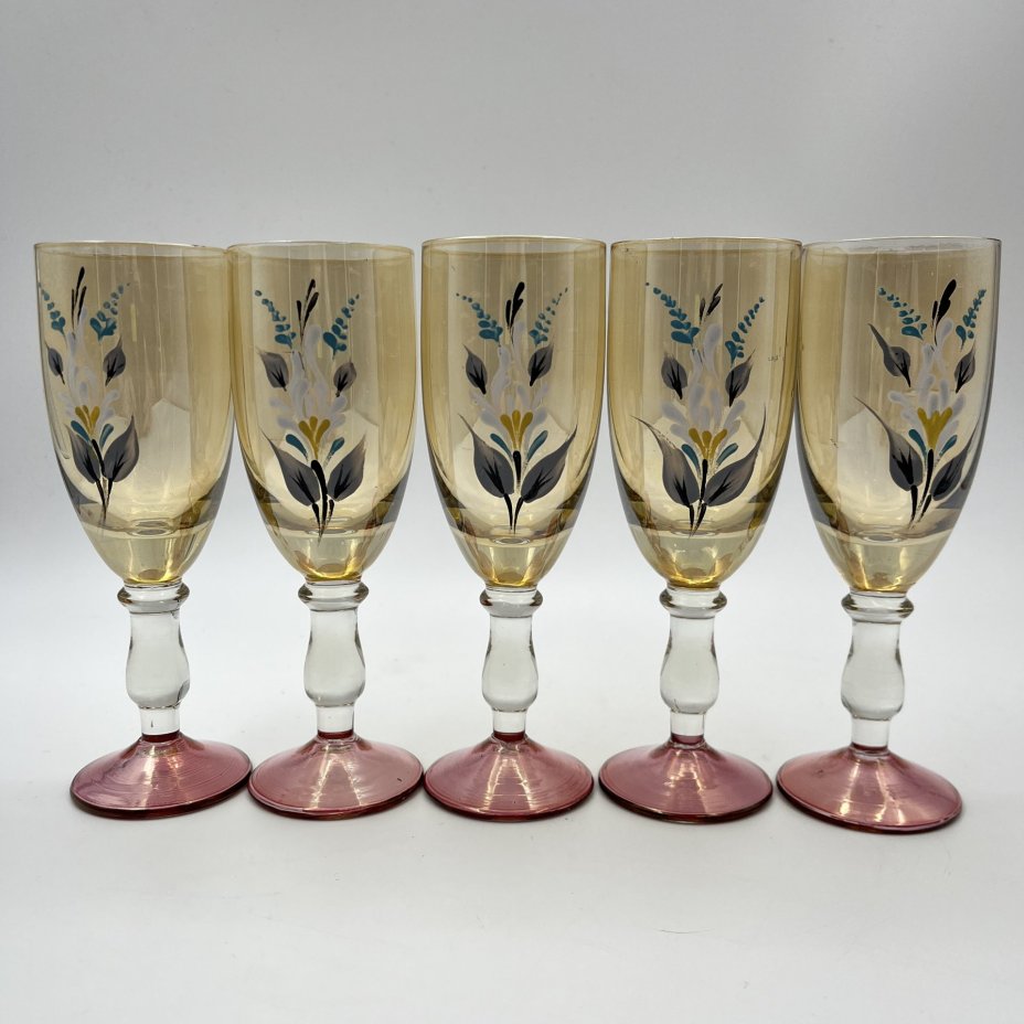 Набор из 5 бокалов для крепких напитков, украшенный цветочным декором на фигурной ножке, стекло, люстр, роспись, Чехословакия, 1970-1980 гг.