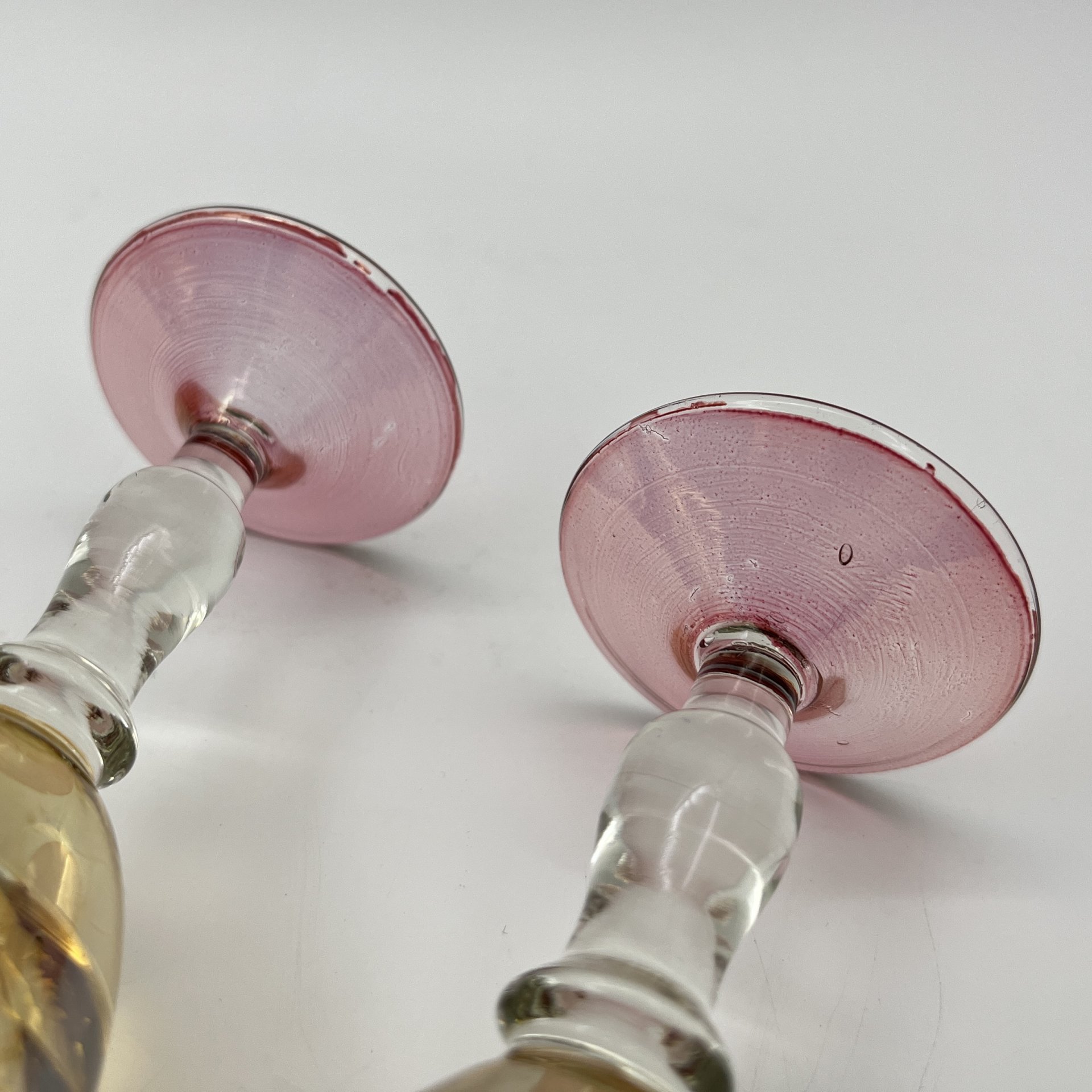 Набор из 5 бокалов для крепких напитков, украшенный цветочным декором на фигурной ножке, стекло, люстр, роспись, Чехословакия, 1970-1980 гг.