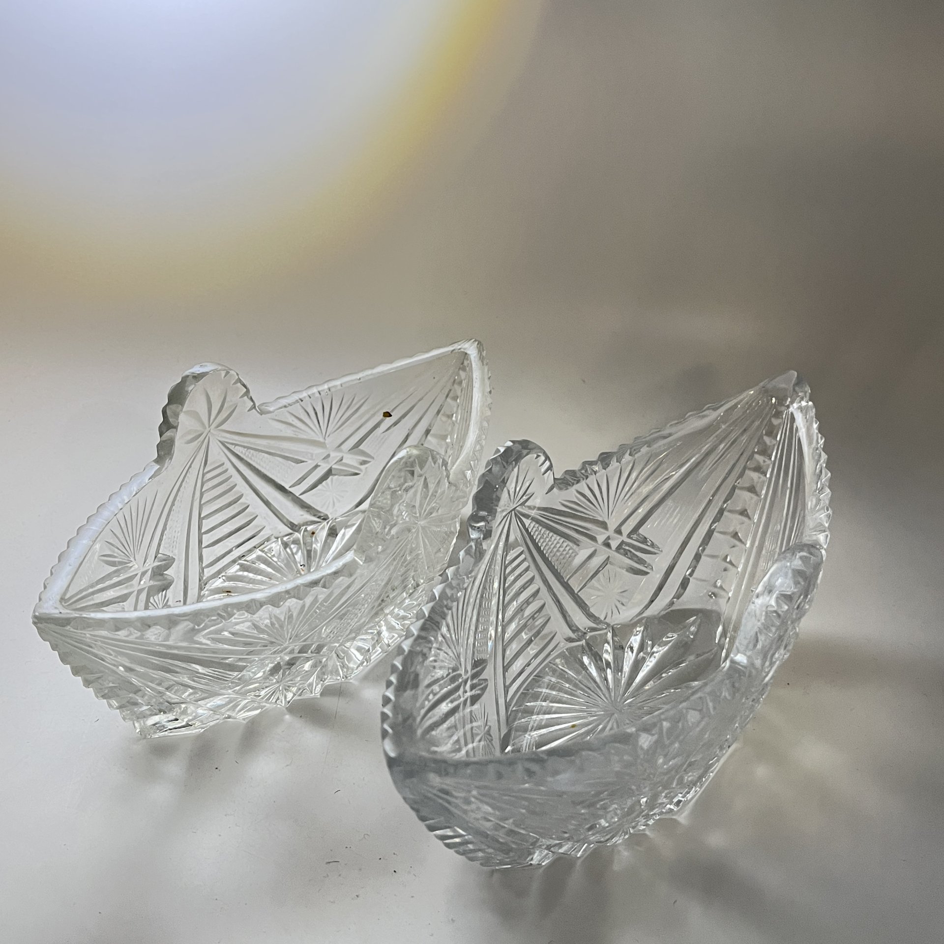 Набор из 2 салатников в форме ладьи с резным геометрическим декором, хрусталь, алмазная грань, СССР, 1970-1990 гг.