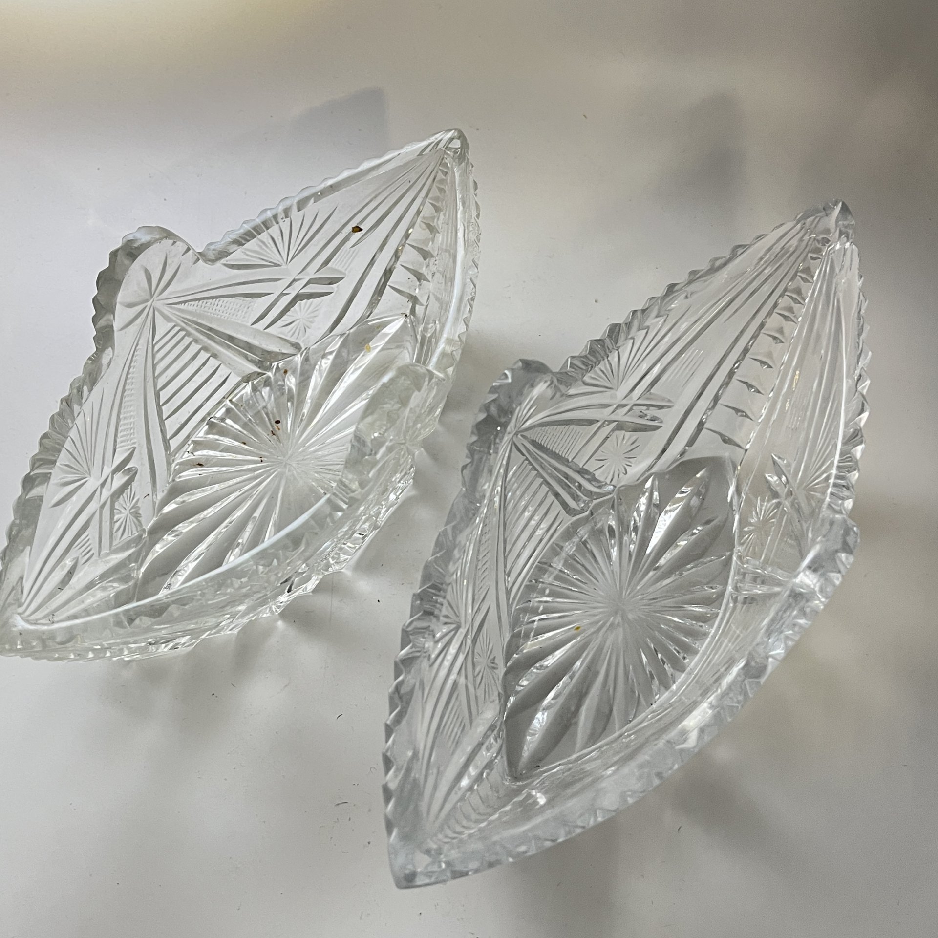 Набор из 2 салатников в форме ладьи с резным геометрическим декором, хрусталь, алмазная грань, СССР, 1970-1990 гг.