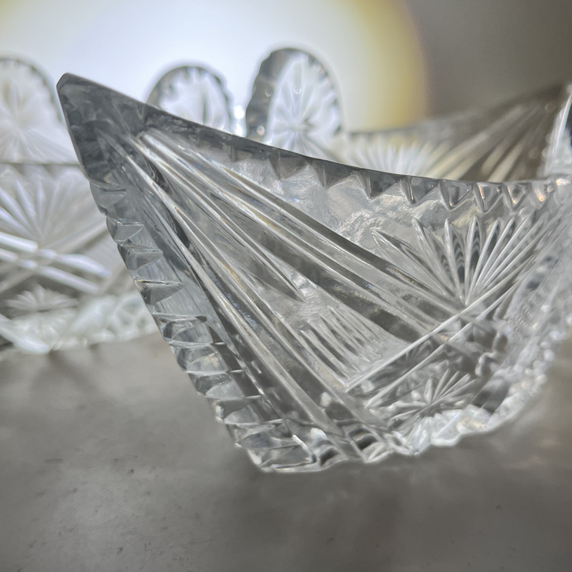 Набор из 2 салатников в форме ладьи с резным геометрическим декором, хрусталь, алмазная грань, СССР, 1970-1990 гг.