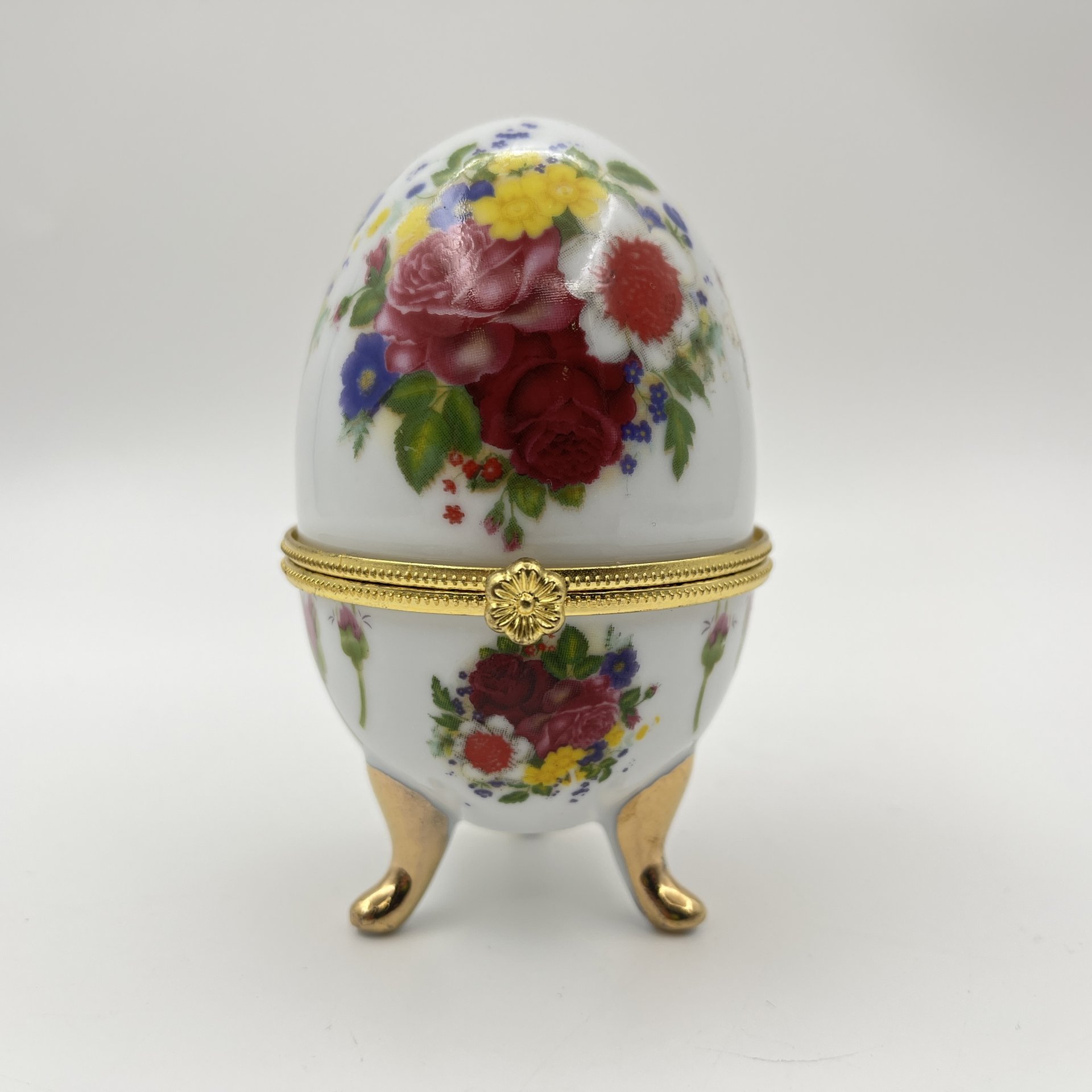 Шкатулка в форме яйца, украшенная изображением цветов, фарфор, деколь, золочение, Азия, 2000-2015 гг.