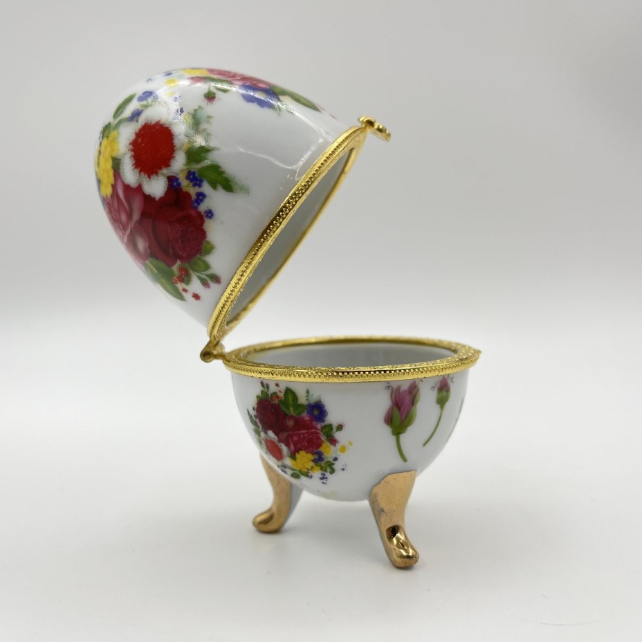 Шкатулка в форме яйца, украшенная изображением цветов