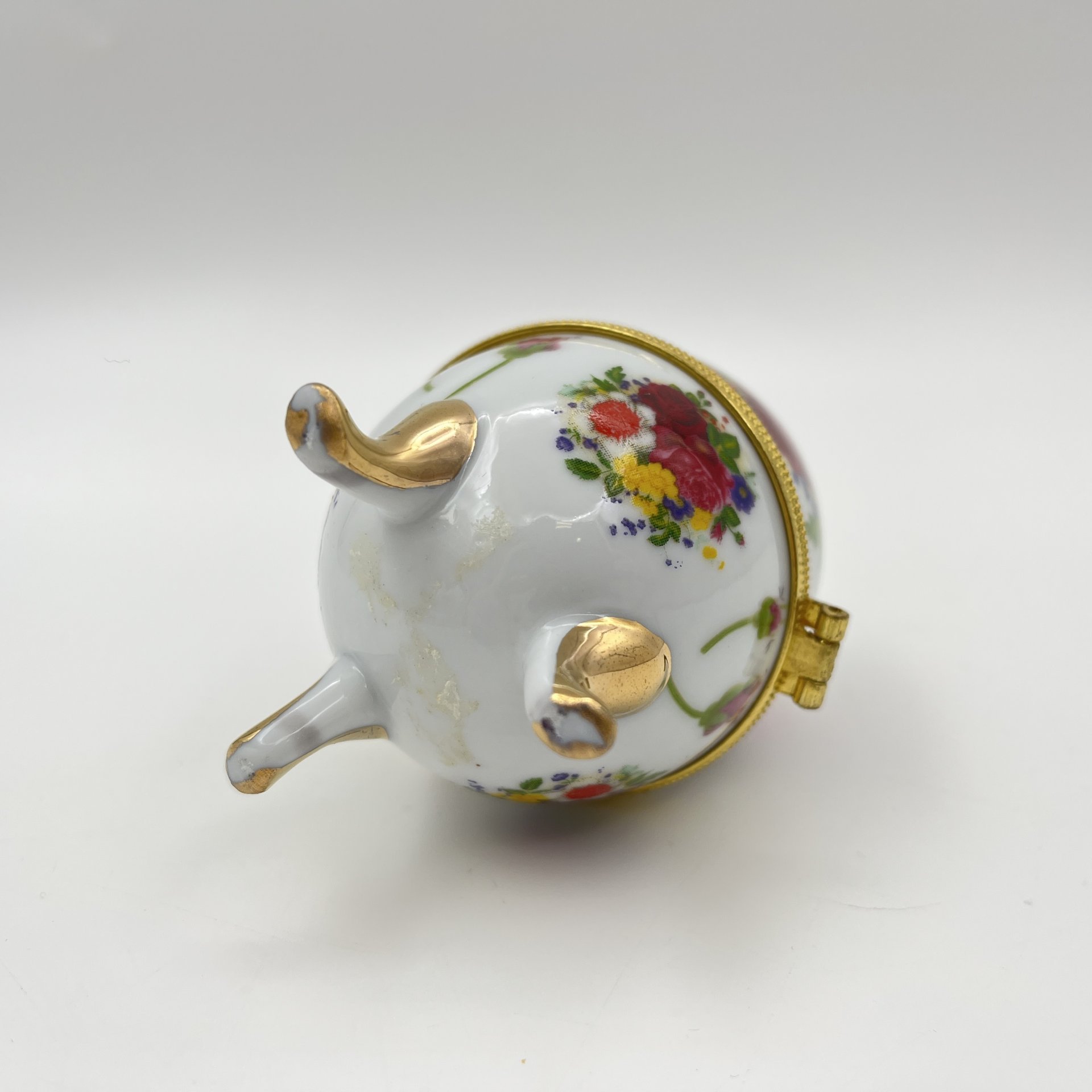 Шкатулка в форме яйца, украшенная изображением цветов, фарфор, деколь, золочение, Азия, 2000-2015 гг.