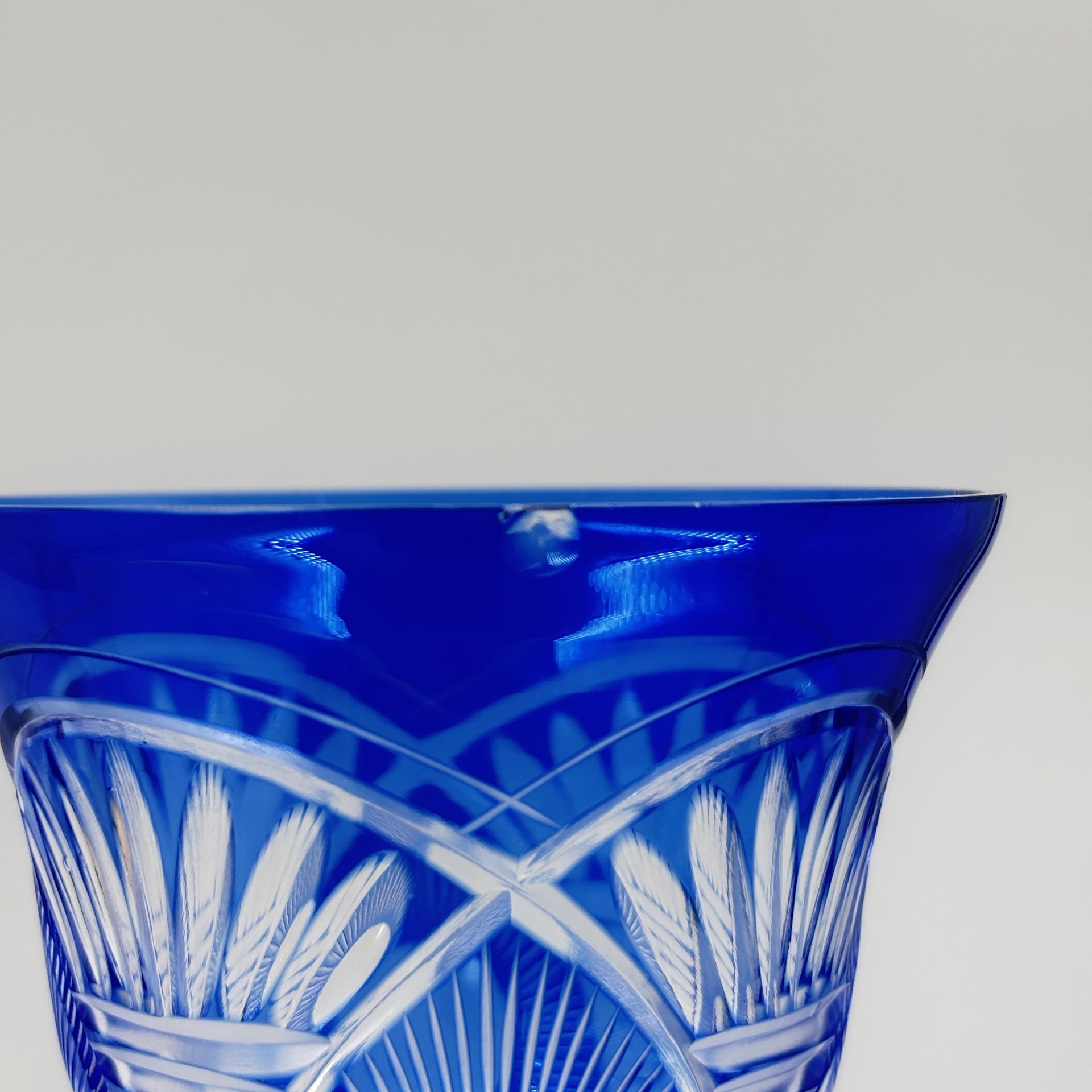 Набор разноцветных бокалов для вина с резным декором на три персоны, VEB Kunst Glas Wasungen