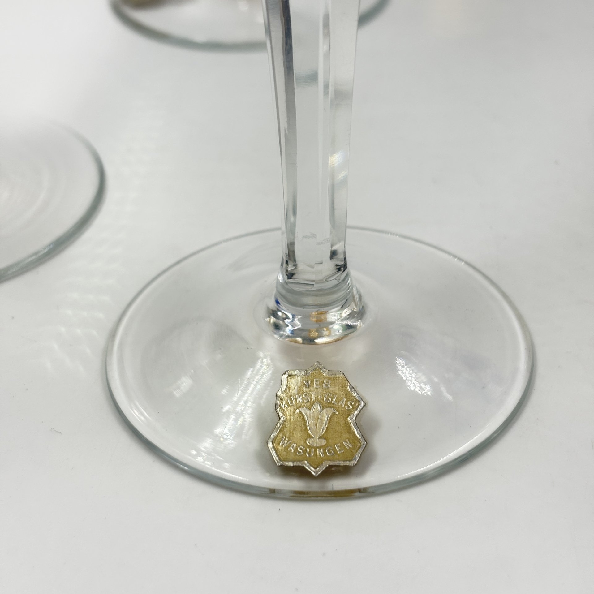 Набор разноцветных бокалов для вина с резным декором на три персоны, VEB Kunst Glas Wasungen