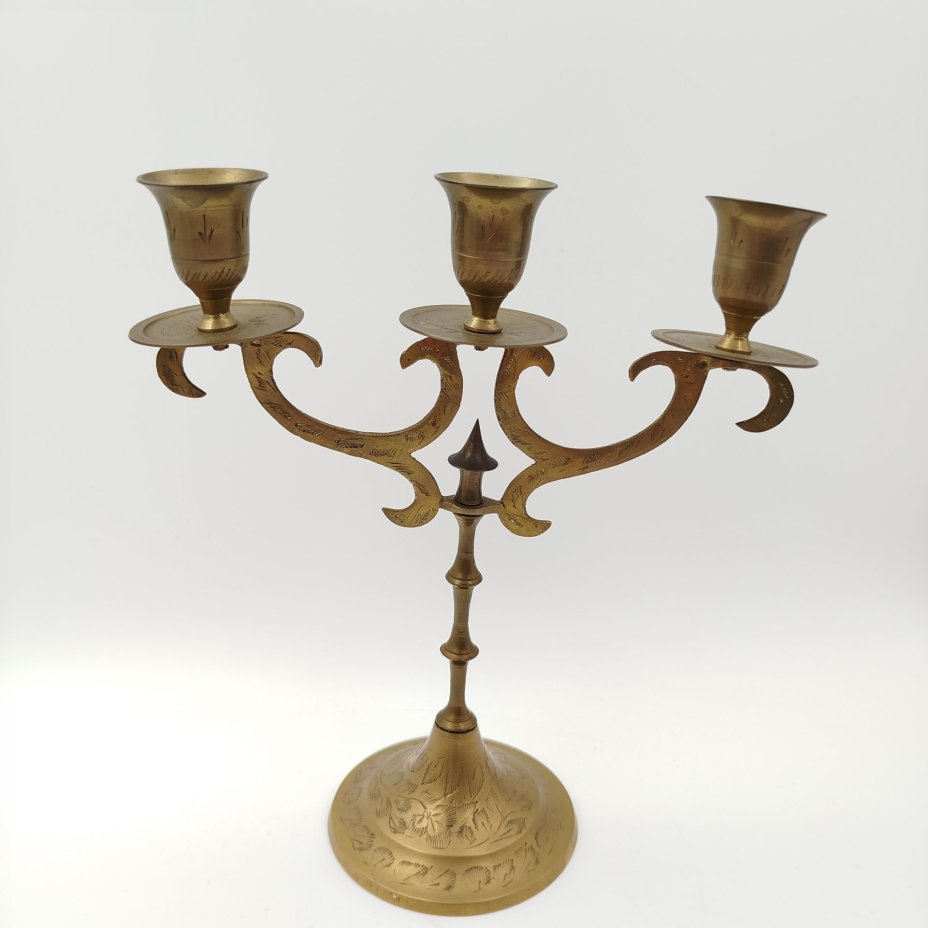 Подсвечник на три свечи, украшенный растительным декором, латунь, резьба, Индия, 1970-1990 гг.