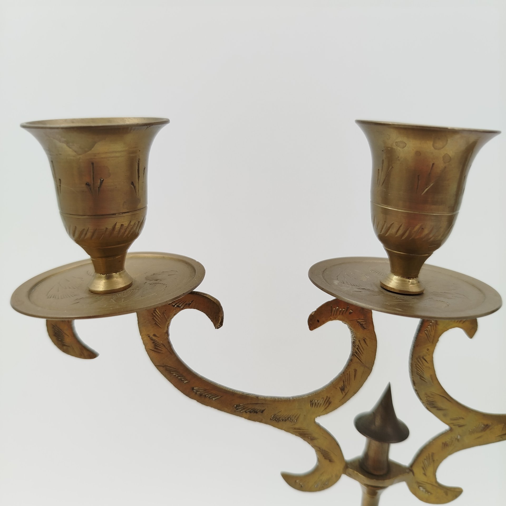 Подсвечник на три свечи, украшенный растительным декором, латунь, резьба, Индия, 1970-1990 гг.