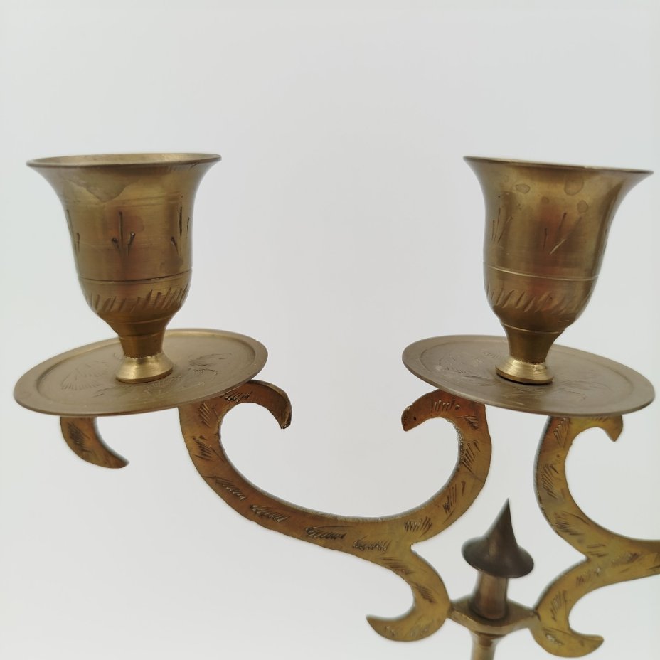 Подсвечник на три свечи, украшенный растительным декором