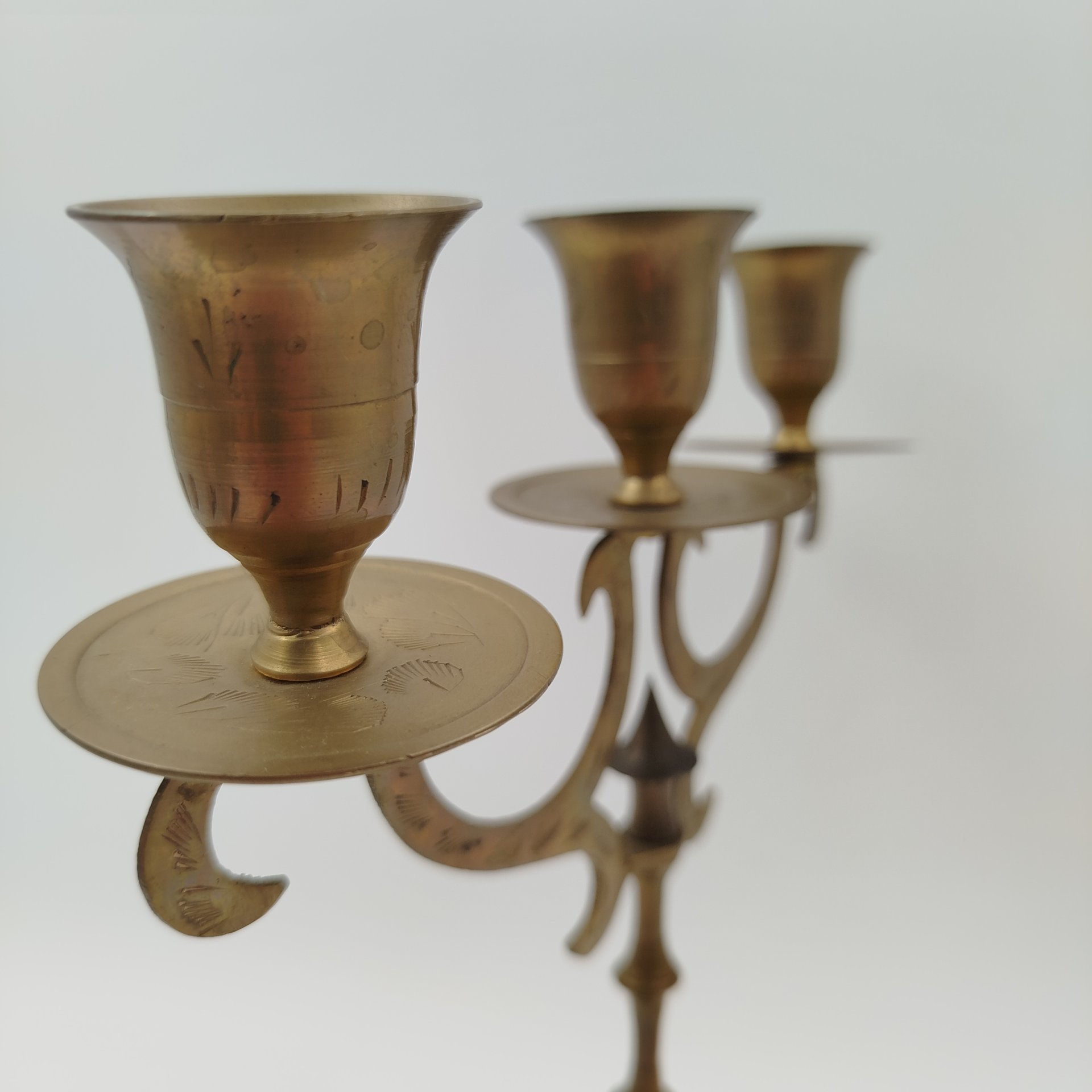 Подсвечник на три свечи, украшенный растительным декором, латунь, резьба, Индия, 1970-1990 гг.