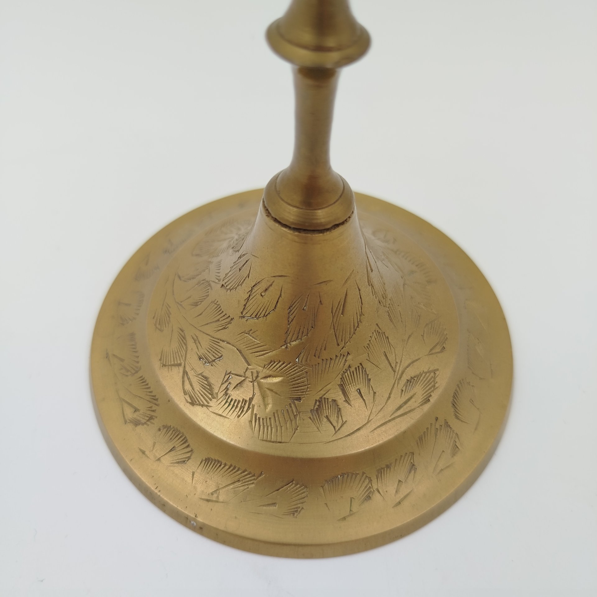 Подсвечник на три свечи, украшенный растительным декором, латунь, резьба, Индия, 1970-1990 гг.