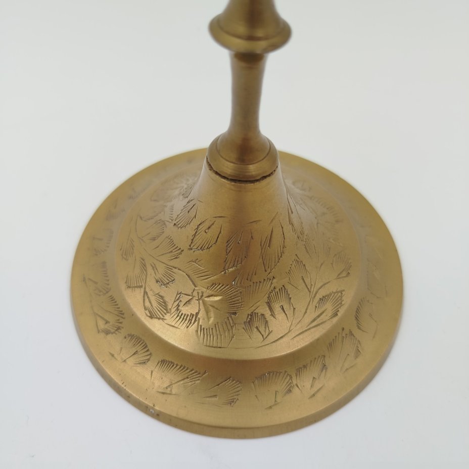 Подсвечник на три свечи, украшенный растительным декором