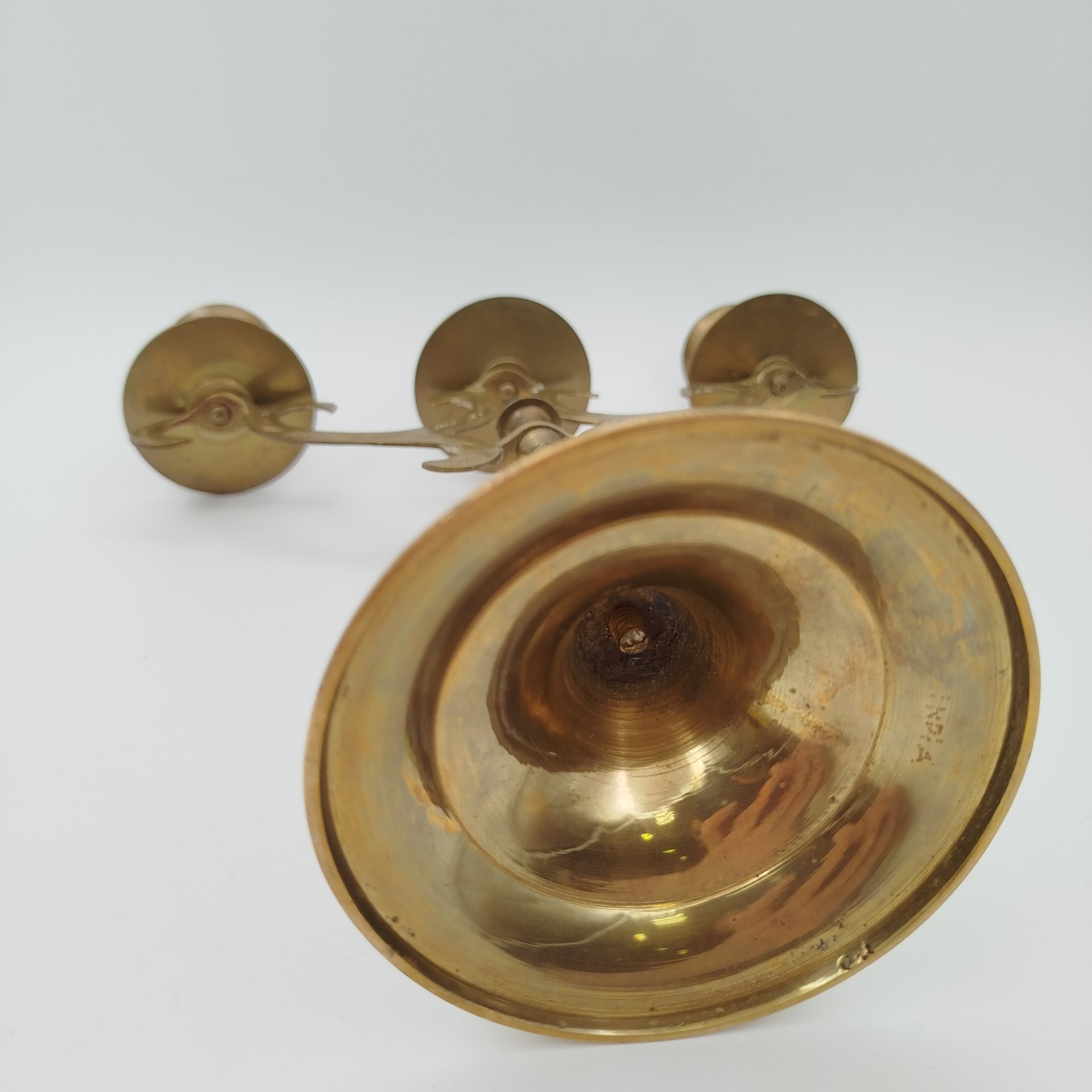 Подсвечник на три свечи, украшенный растительным декором, латунь, резьба, Индия, 1970-1990 гг.