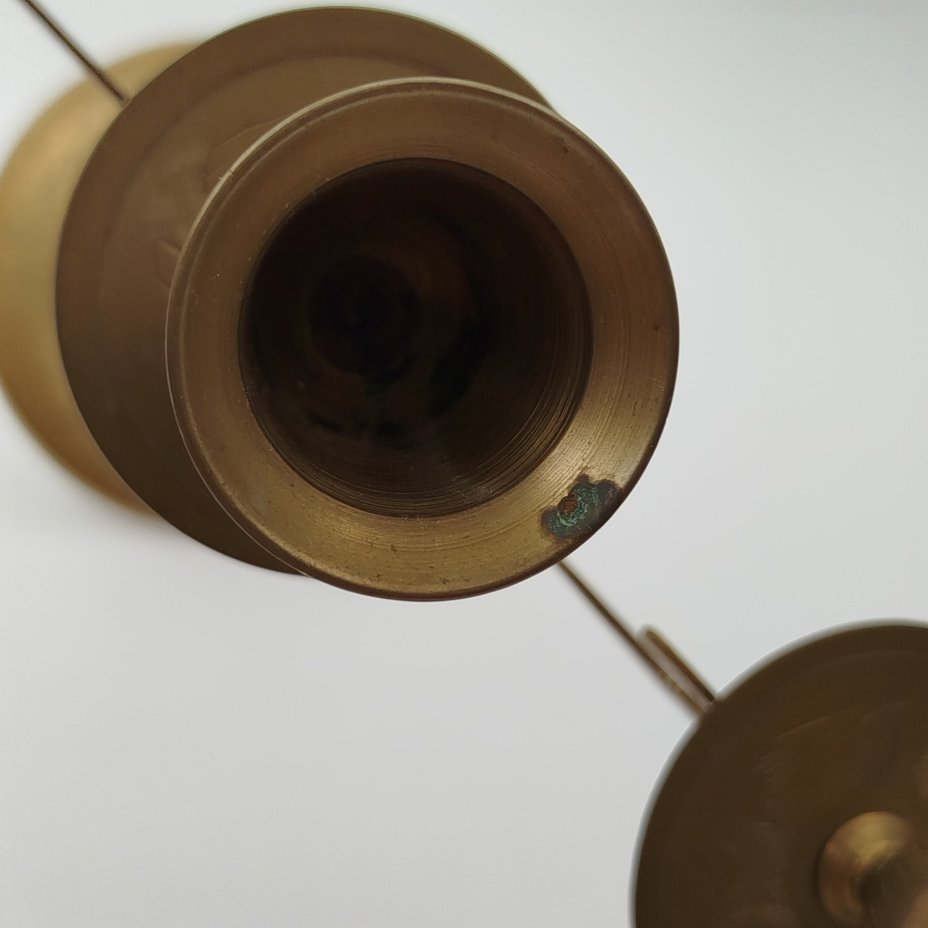 Подсвечник на три свечи, украшенный растительным декором