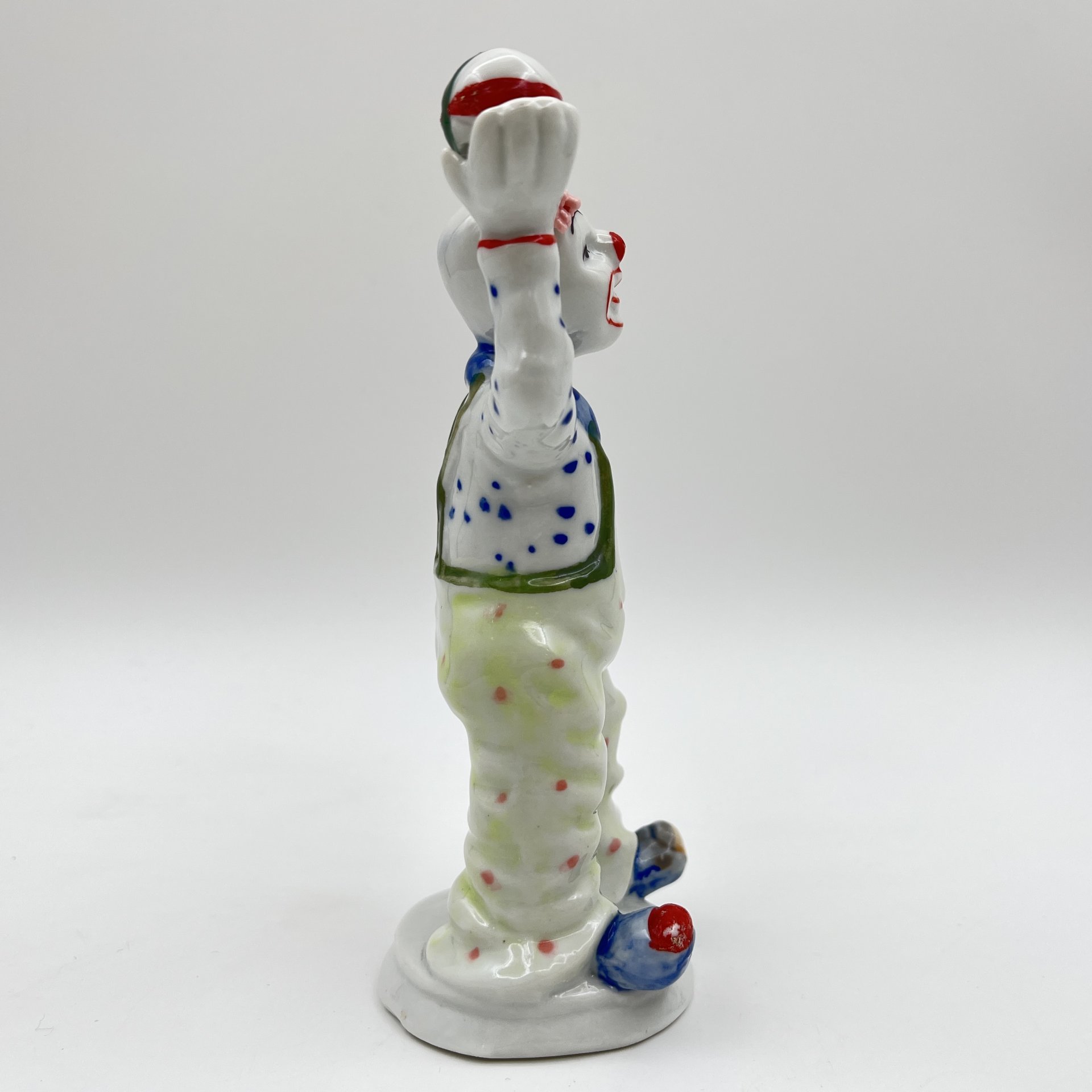 Статуэтка "Клоун с мячами", фарфор, роспись, Азия, 1980-2000 гг.