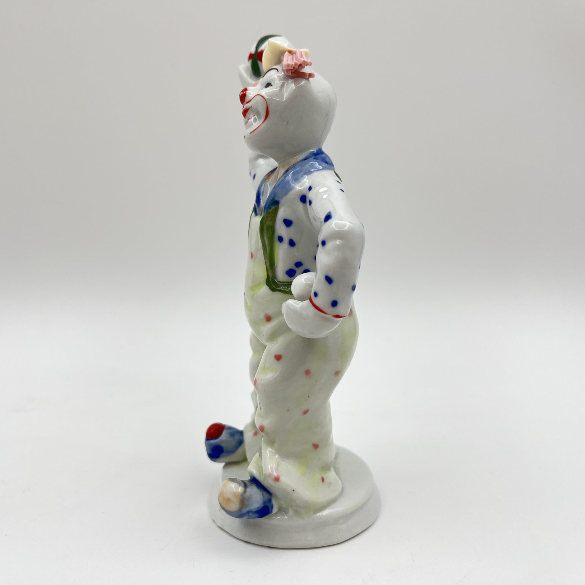 Статуэтка "Клоун с мячами", фарфор, роспись, Азия, 1980-2000 гг.