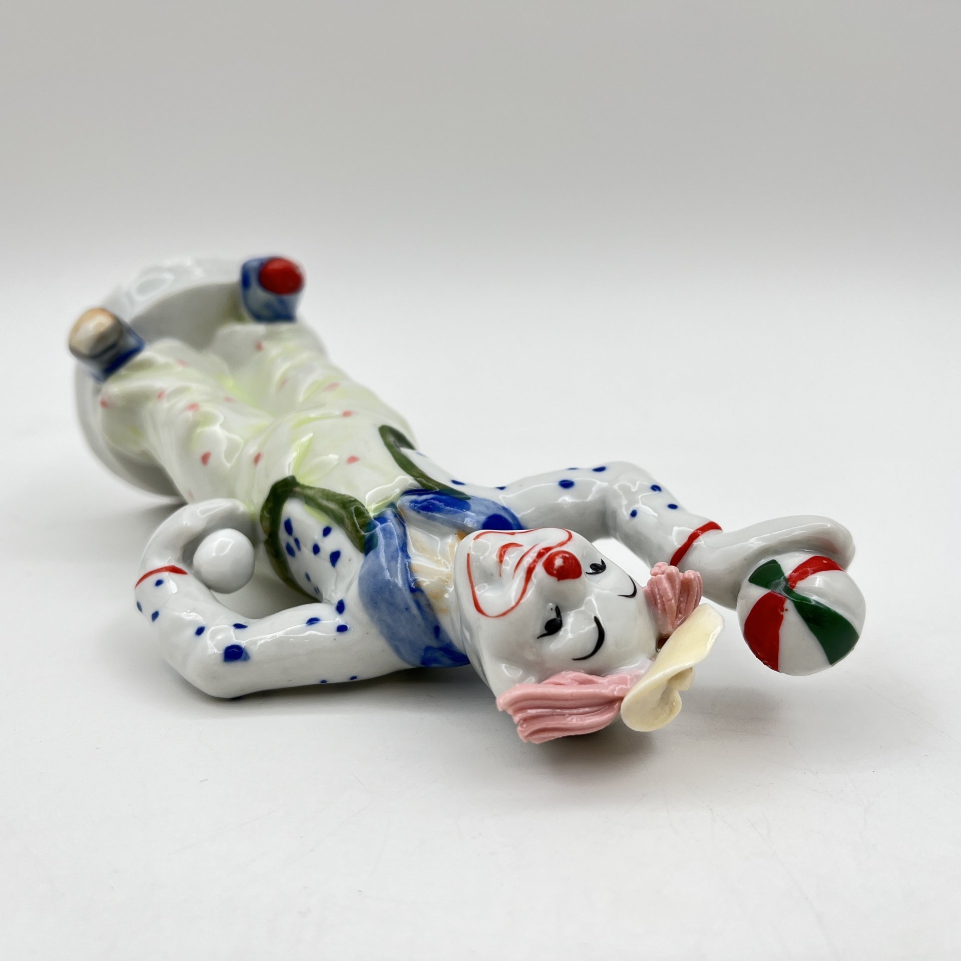 Статуэтка "Клоун с мячами", фарфор, роспись, Азия, 1980-2000 гг.
