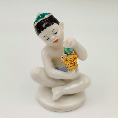 Статуэтка "Мальчик с виноградом" из серии "Счастливое детство", скульптор Г.С. Столбова, художник Е.Н. Лупанова