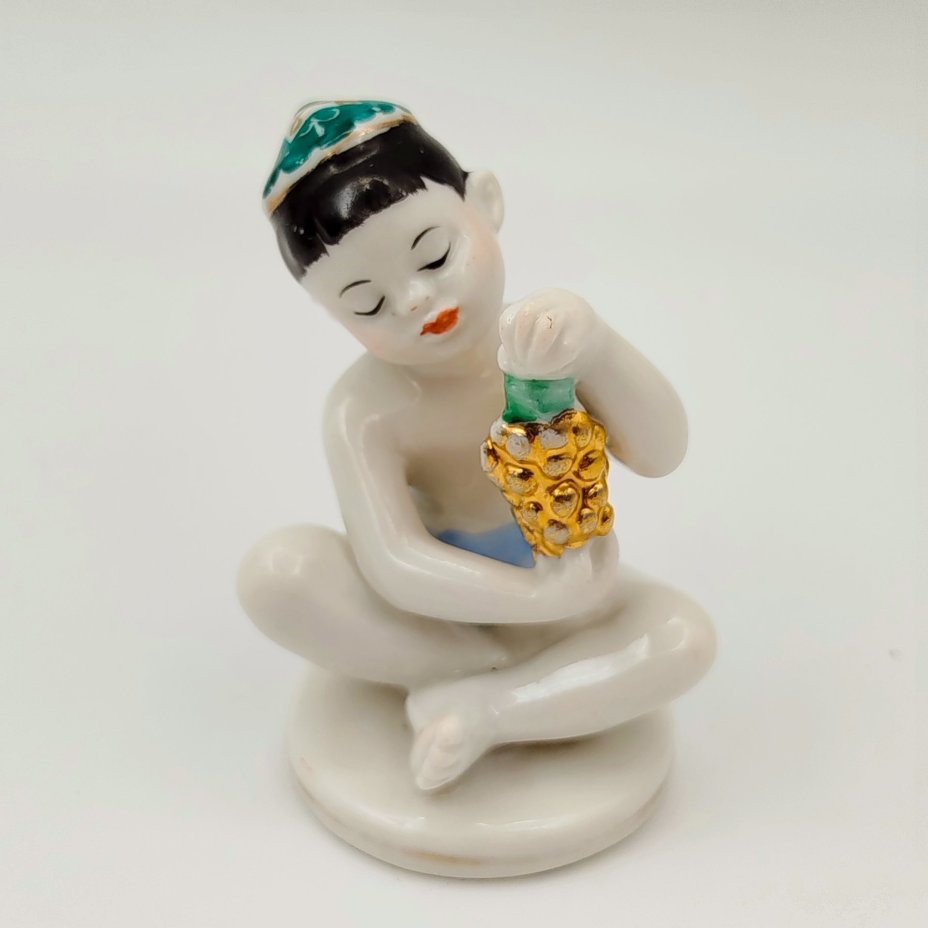 Статуэтка "Мальчик с виноградом" из серии "Счастливое детство", скульптор Г.С. Столбова, художник Е.Н. Лупанова