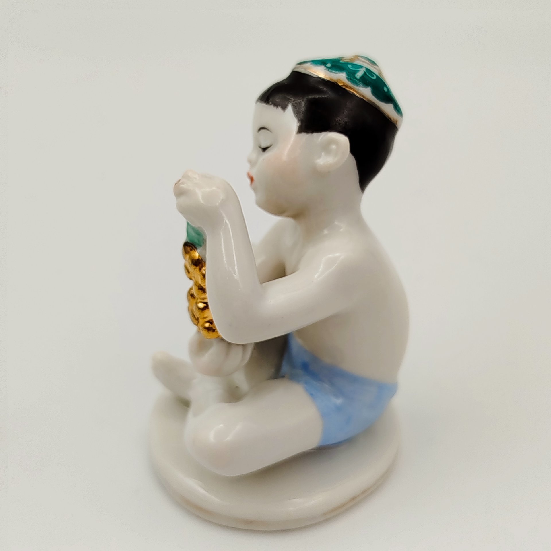 Статуэтка "Мальчик с виноградом" из серии "Счастливое детство", скульптор Г.С. Столбова, художник Е.Н. Лупанова