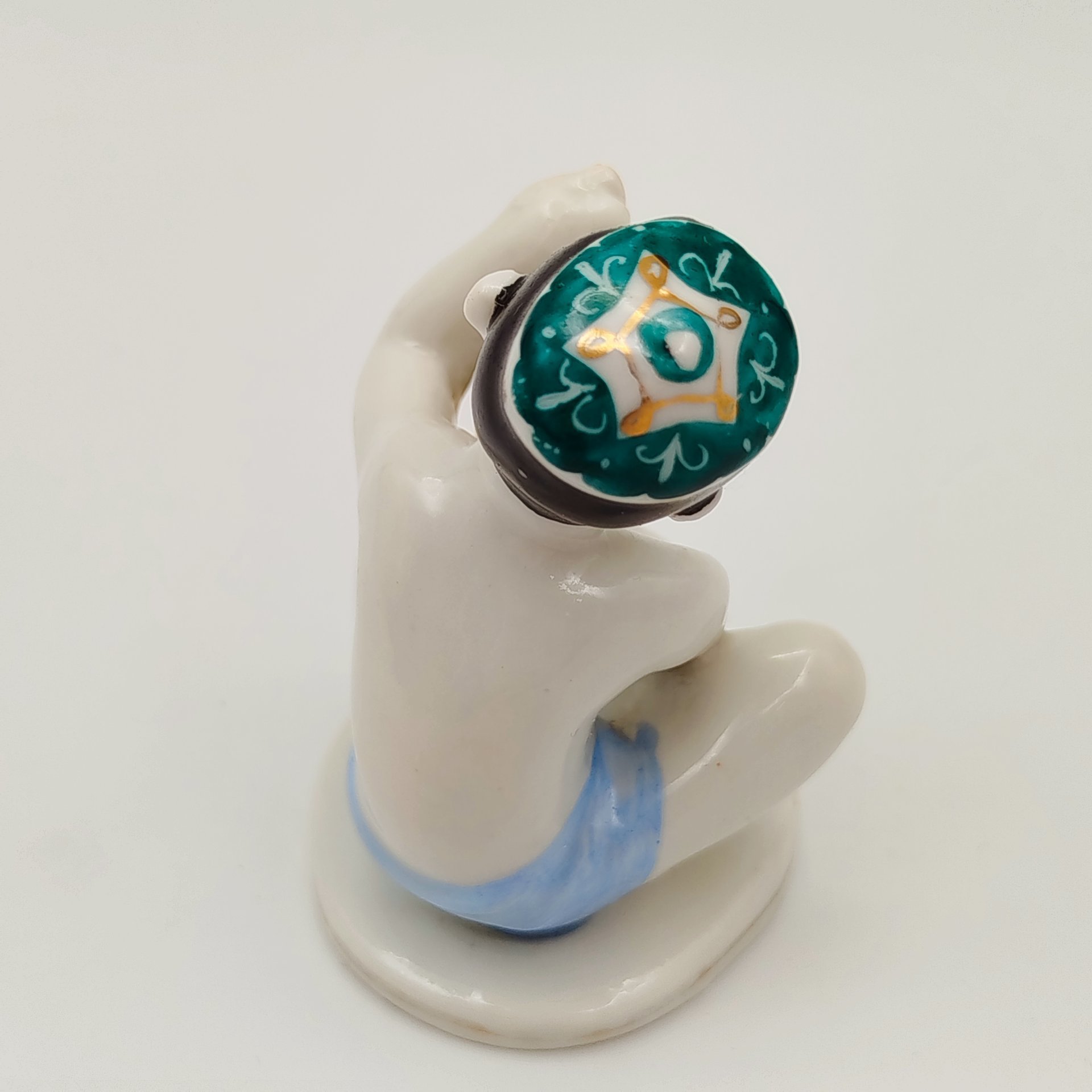 Статуэтка "Мальчик с виноградом" из серии "Счастливое детство", скульптор Г.С. Столбова, художник Е.Н. Лупанова