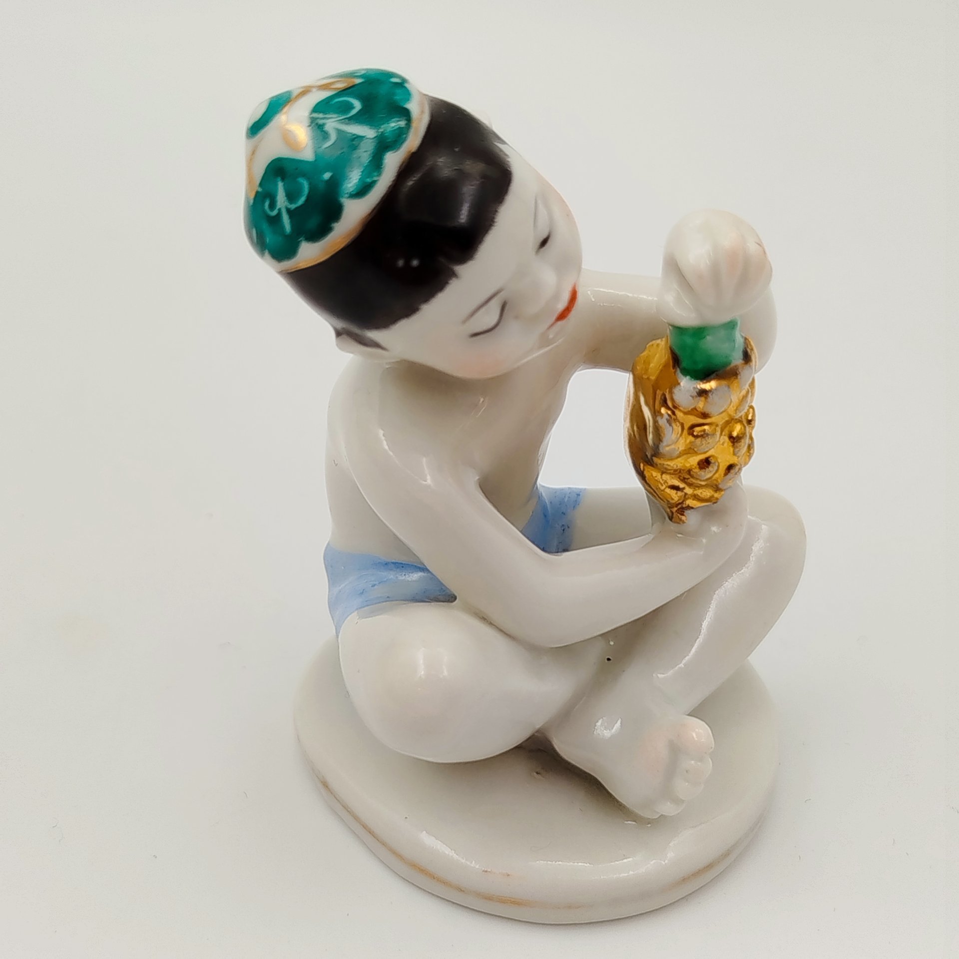 Статуэтка "Мальчик с виноградом" из серии "Счастливое детство", скульптор Г.С. Столбова, художник Е.Н. Лупанова