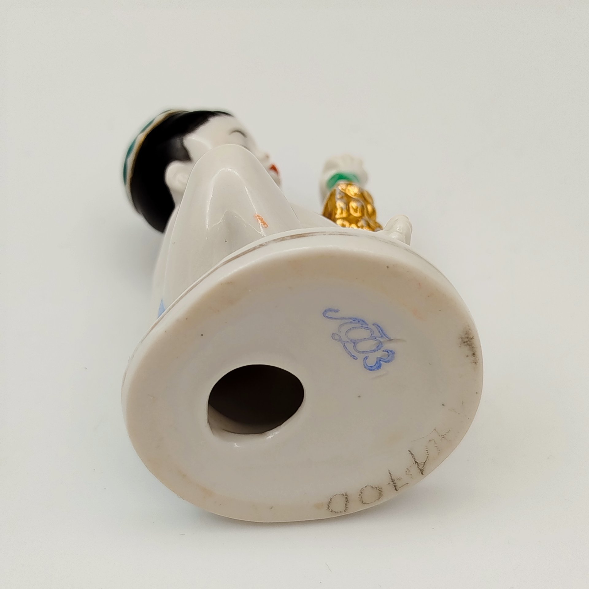 Статуэтка "Мальчик с виноградом" из серии "Счастливое детство", скульптор Г.С. Столбова, художник Е.Н. Лупанова