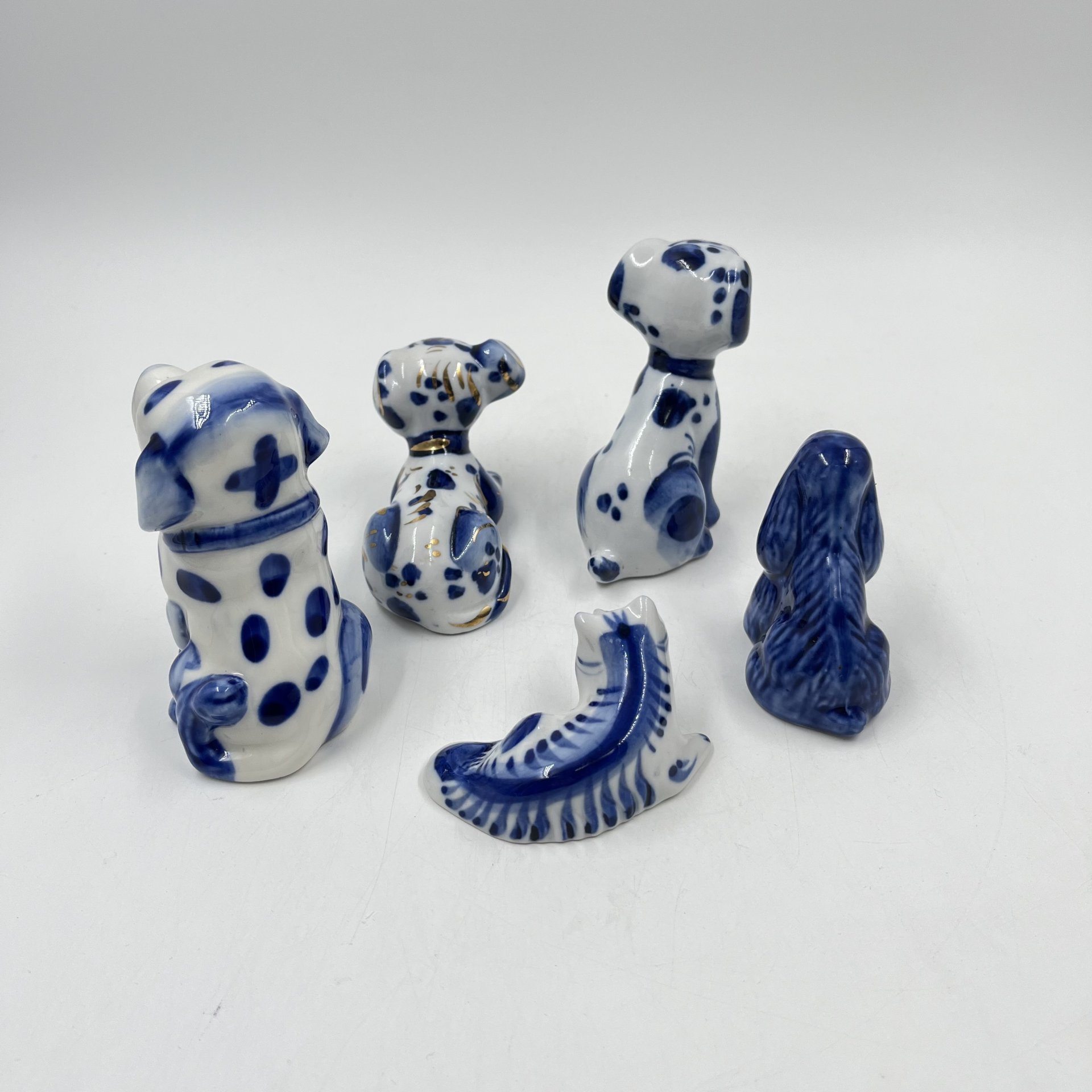Набор "Собачки" из 5 статуэток (в подборе), Гжель, фарфор, роспись, золочение, Россия, 1990-2010 гг.