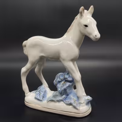 Статуэтка "Жеребенок", скульптор Л. П. Азарова , СССР, 1950-1960 гг., Турыгинский фарфоровый завод артели «Художественная керамика» (Гжель)