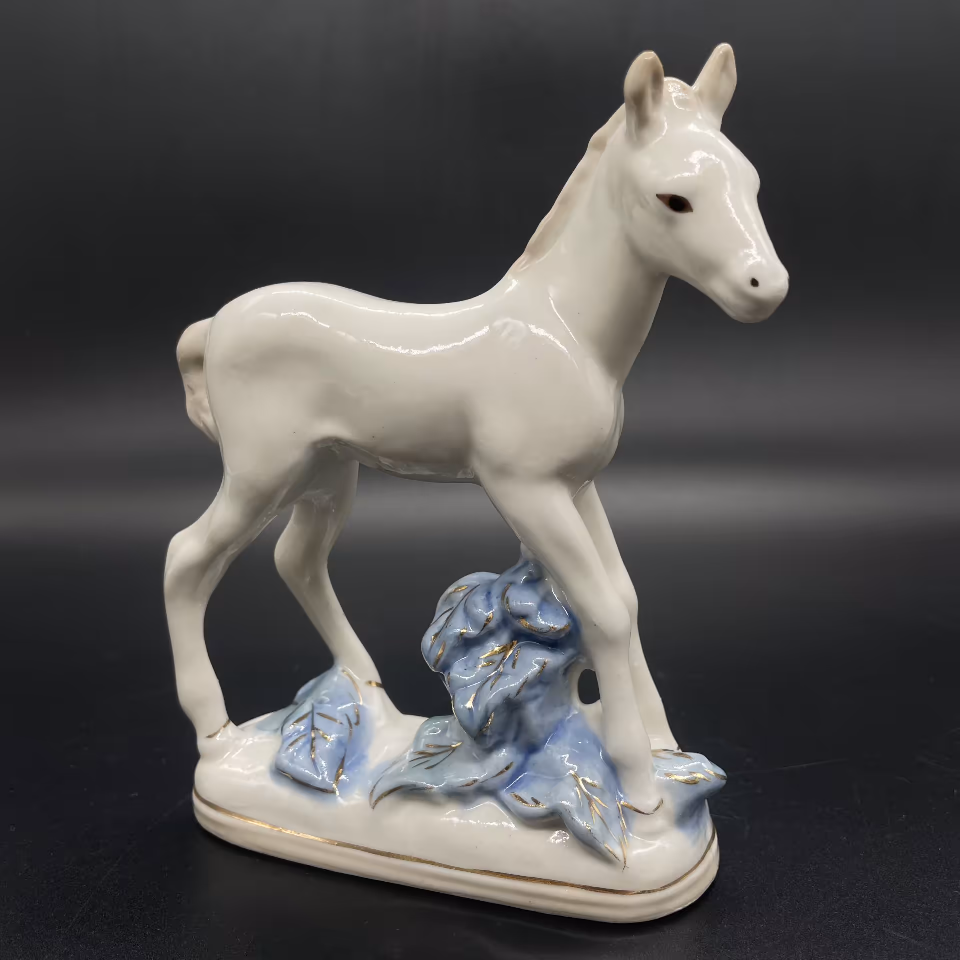 Статуэтка "Жеребенок", скульптор Л. П. Азарова , СССР, 1950-1960 гг., Турыгинский фарфоровый завод артели «Художественная керамика» (Гжель)